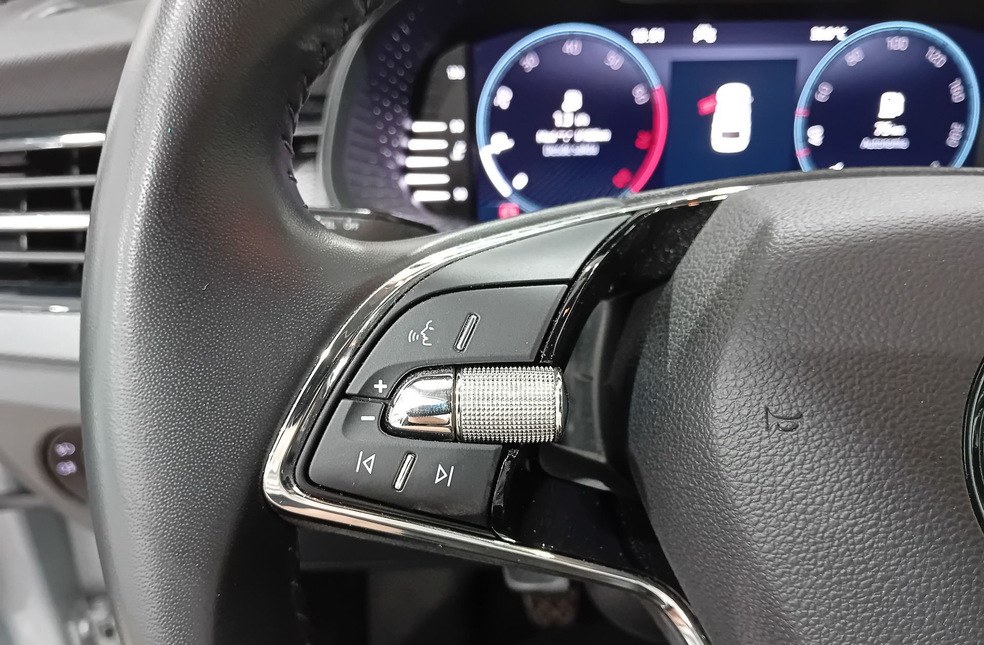 Škoda Scala 1.5 TSI Emotion - foto 26