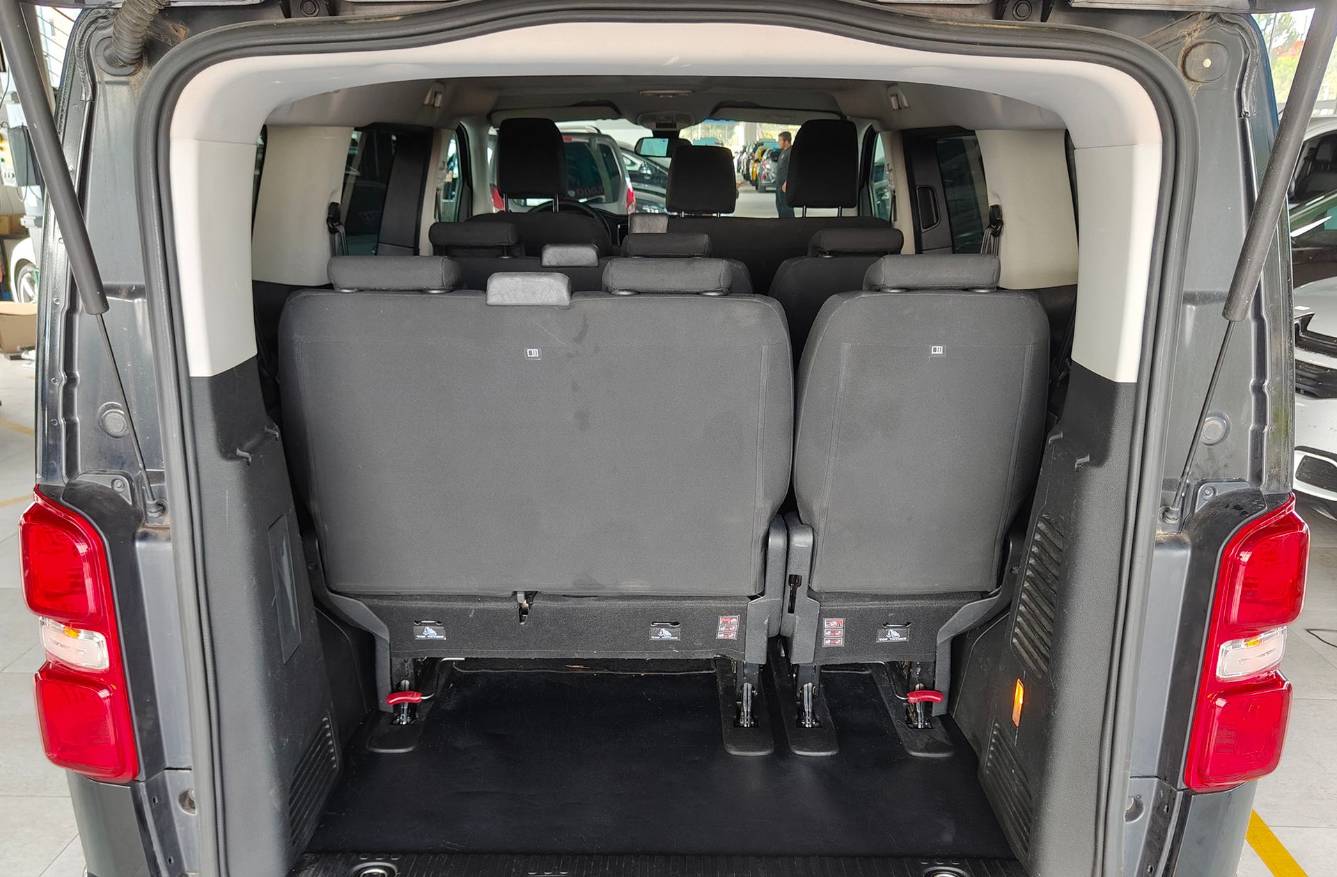 Peugeot Traveller 1.6 BlueHDi Business Standard 9 plazas - foto 14