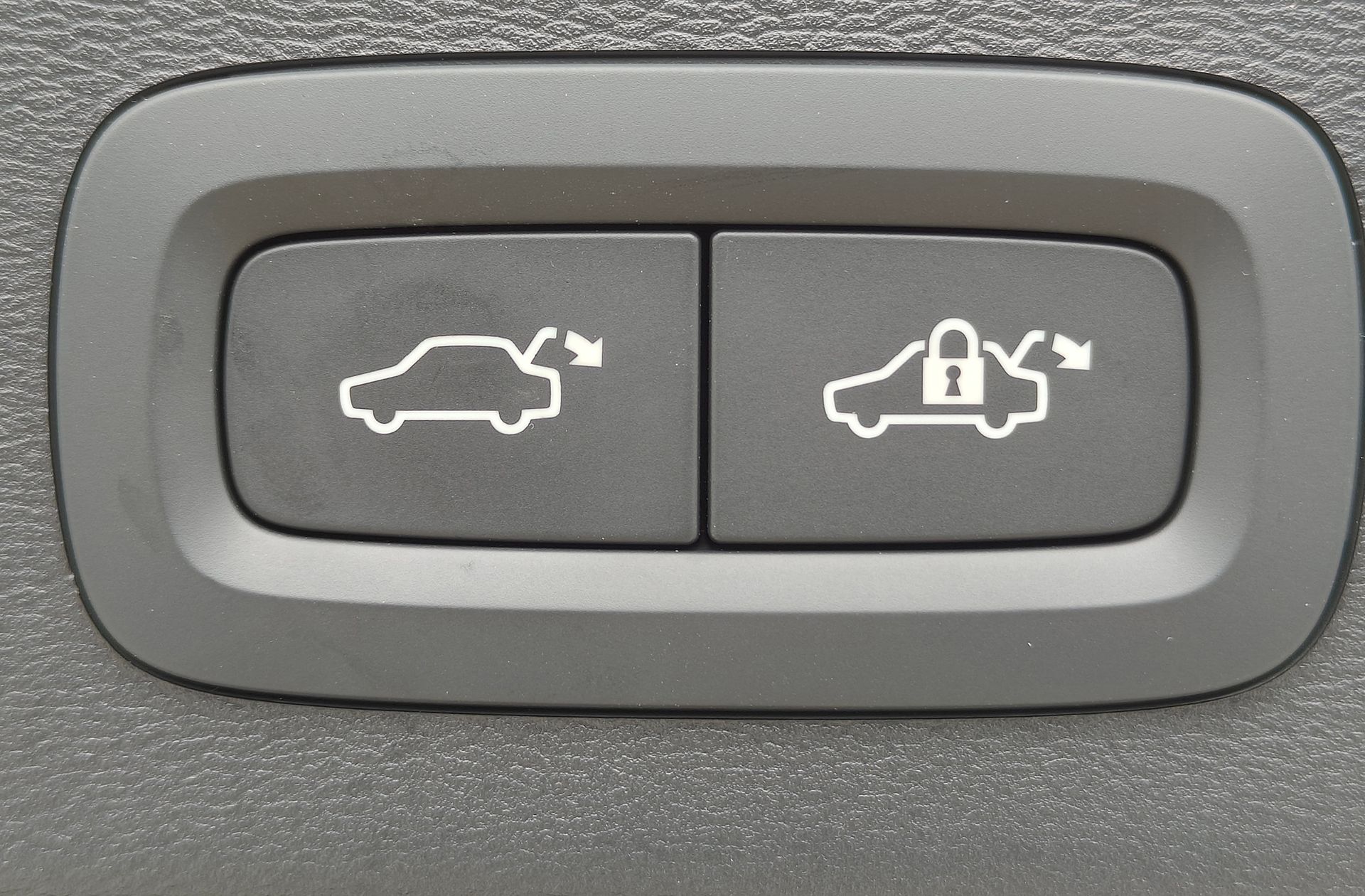 Volvo XC40 B3 Gasolina Mild hybrid Plus Dark - foto 16