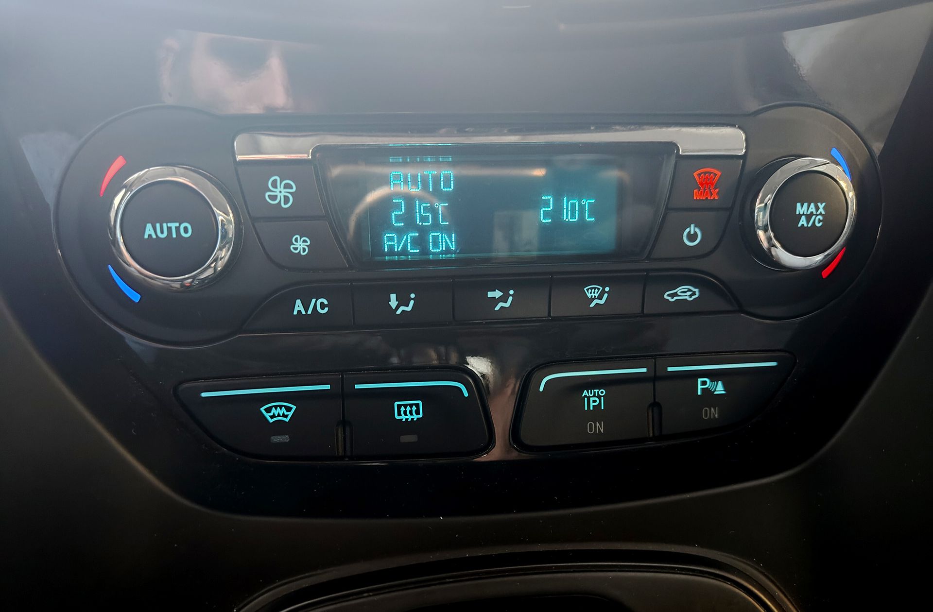 Ford Kuga 2.0 TDCi Titanium 4x4 Powershift - foto 31