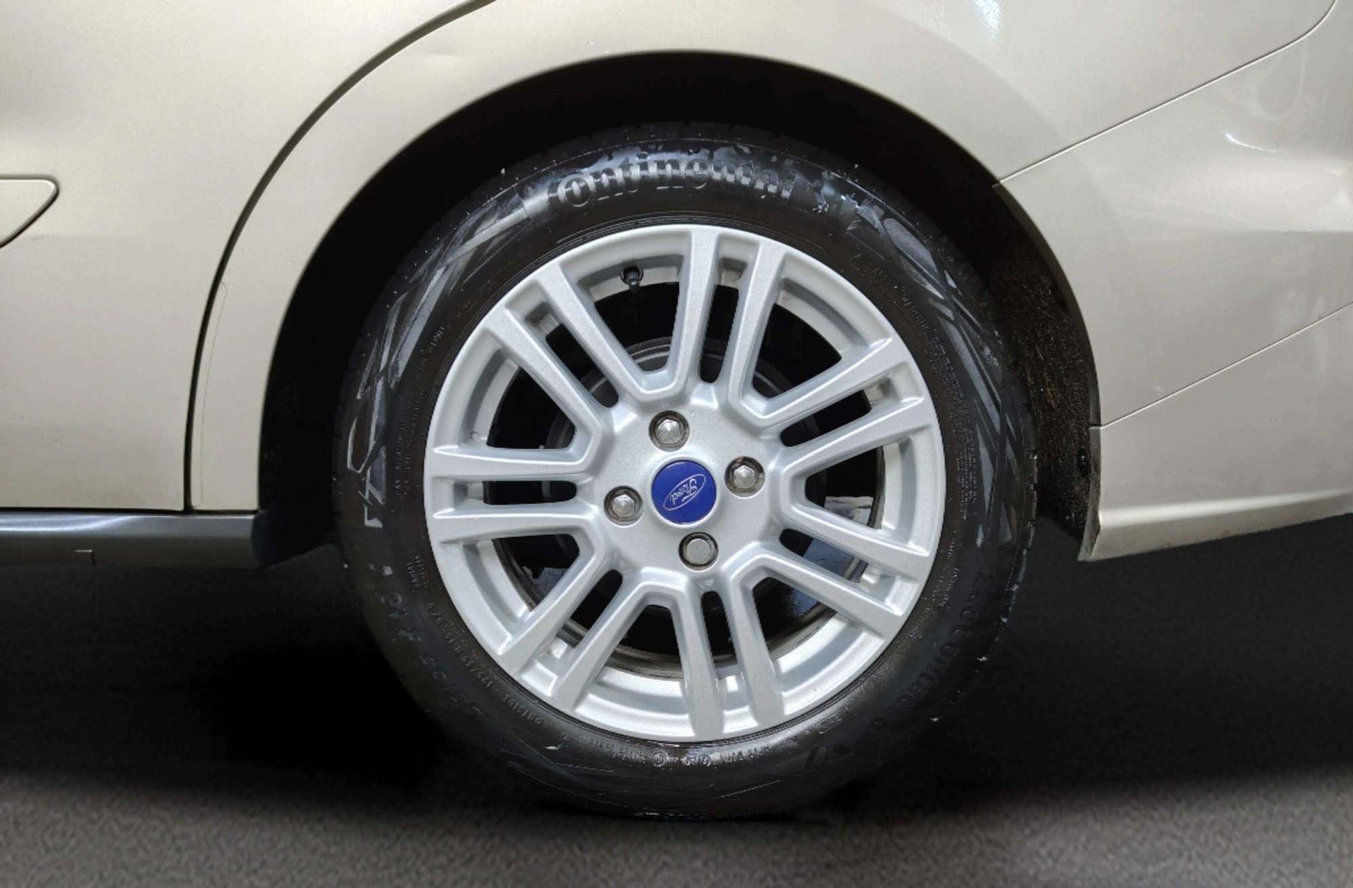 Ford Tourneo Courier 1.0 EcoBoost Titanium - foto 32