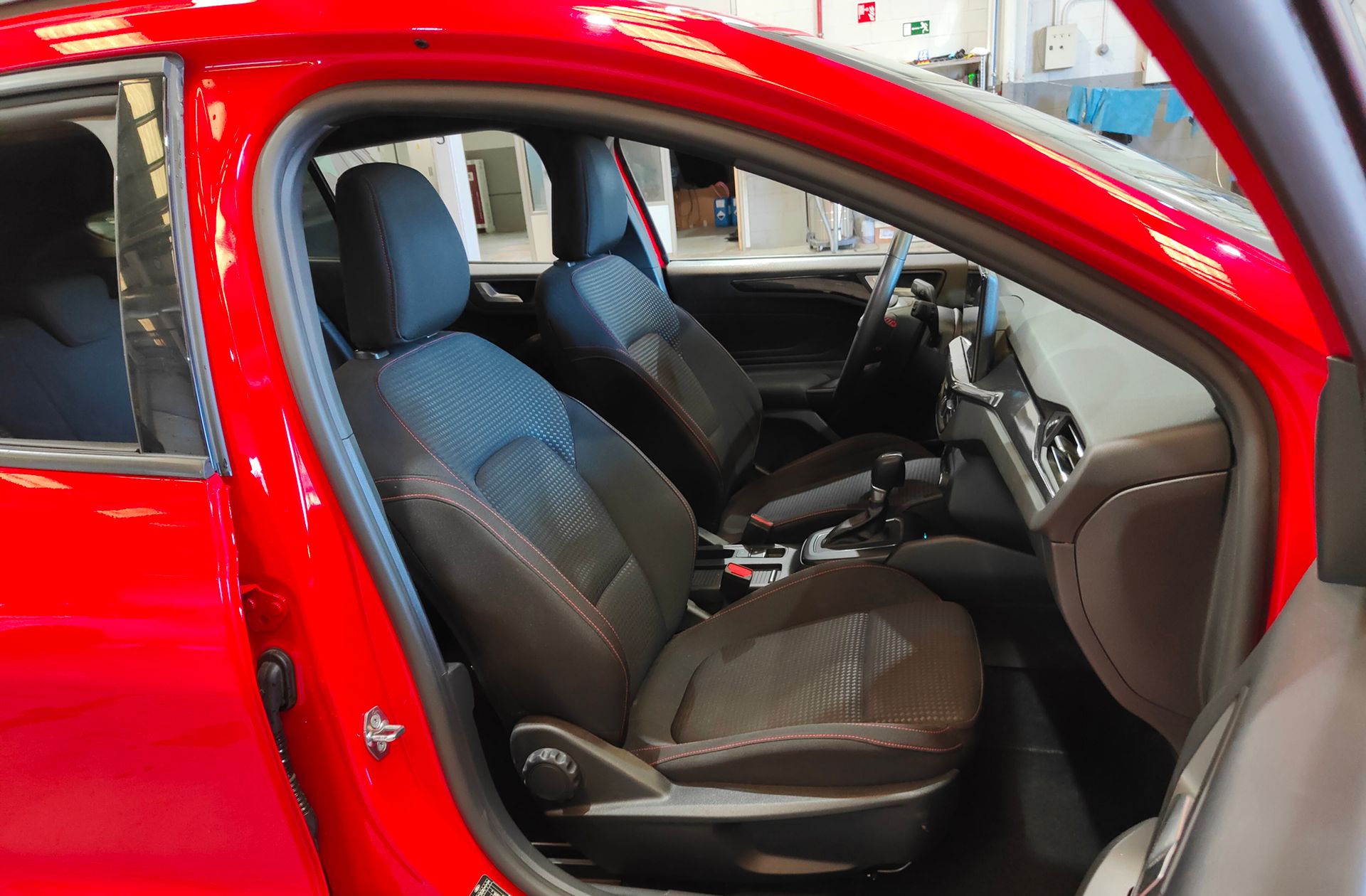 Ford Focus SportBreak 1.0 EcoBoost MHEV ST-Line - foto 19