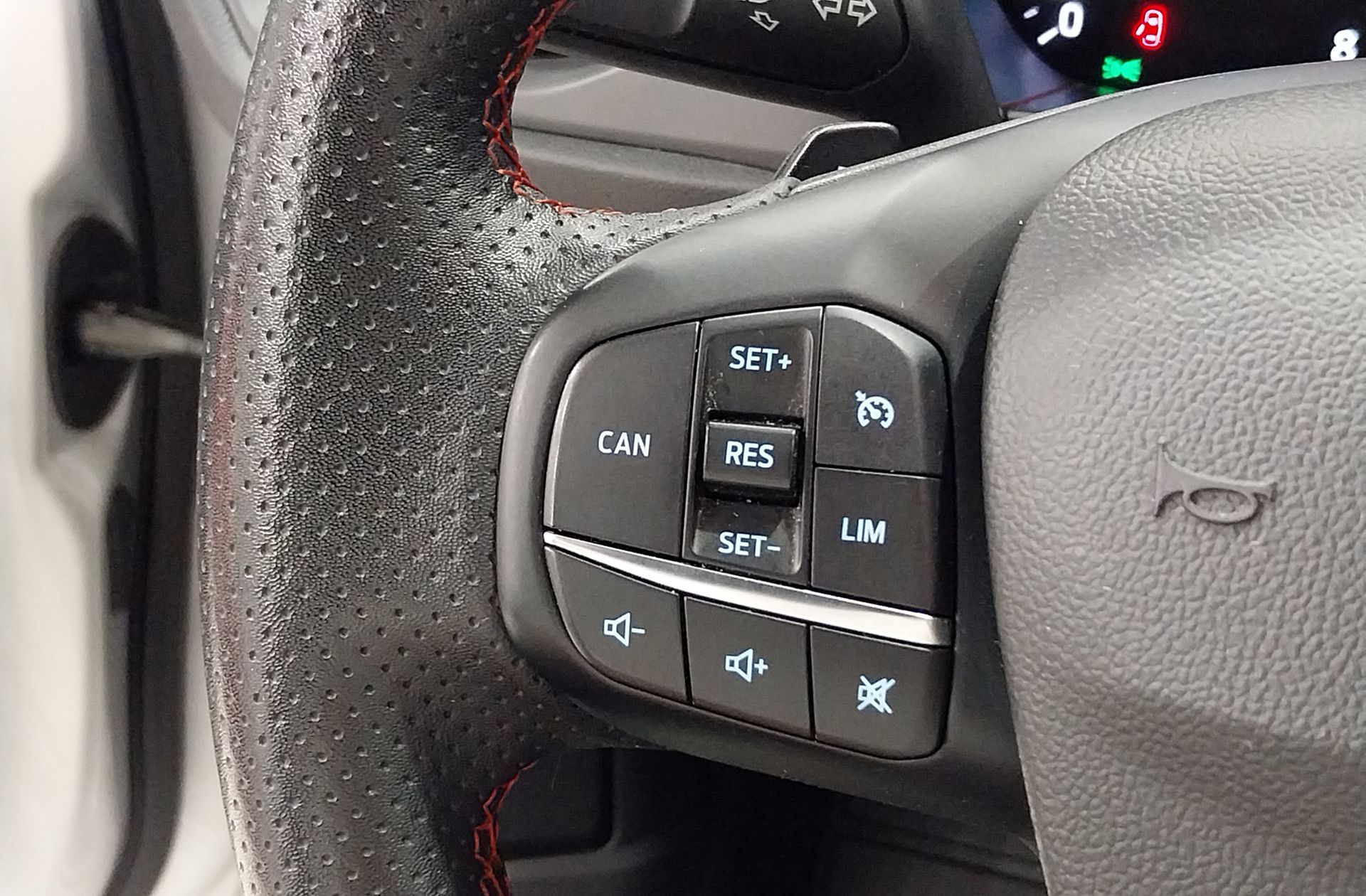 Ford Focus 1.0 EcoBoost MHEV ST-Line - foto 28