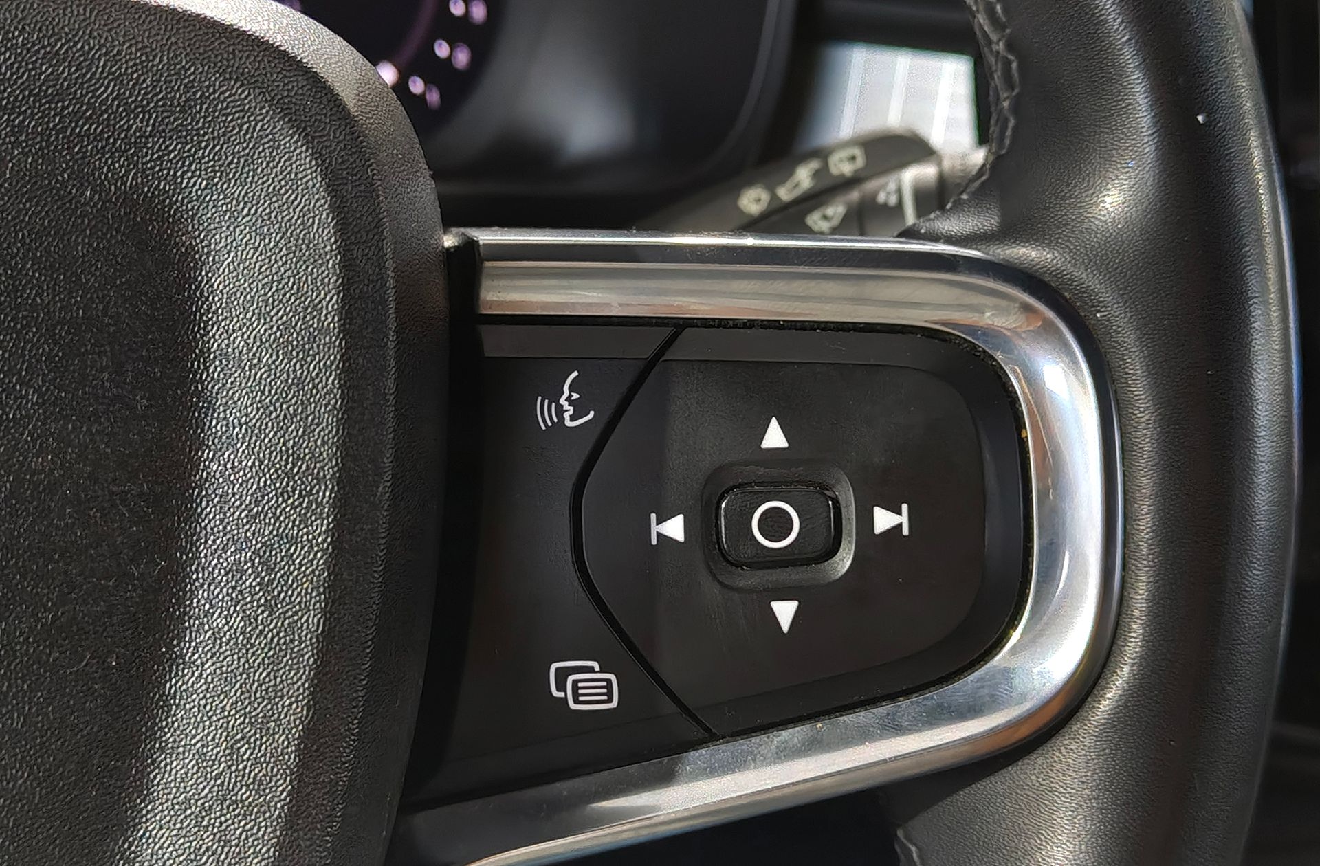 Volvo XC40 B3 Gasolina Mild hybrid Plus Dark - foto 39