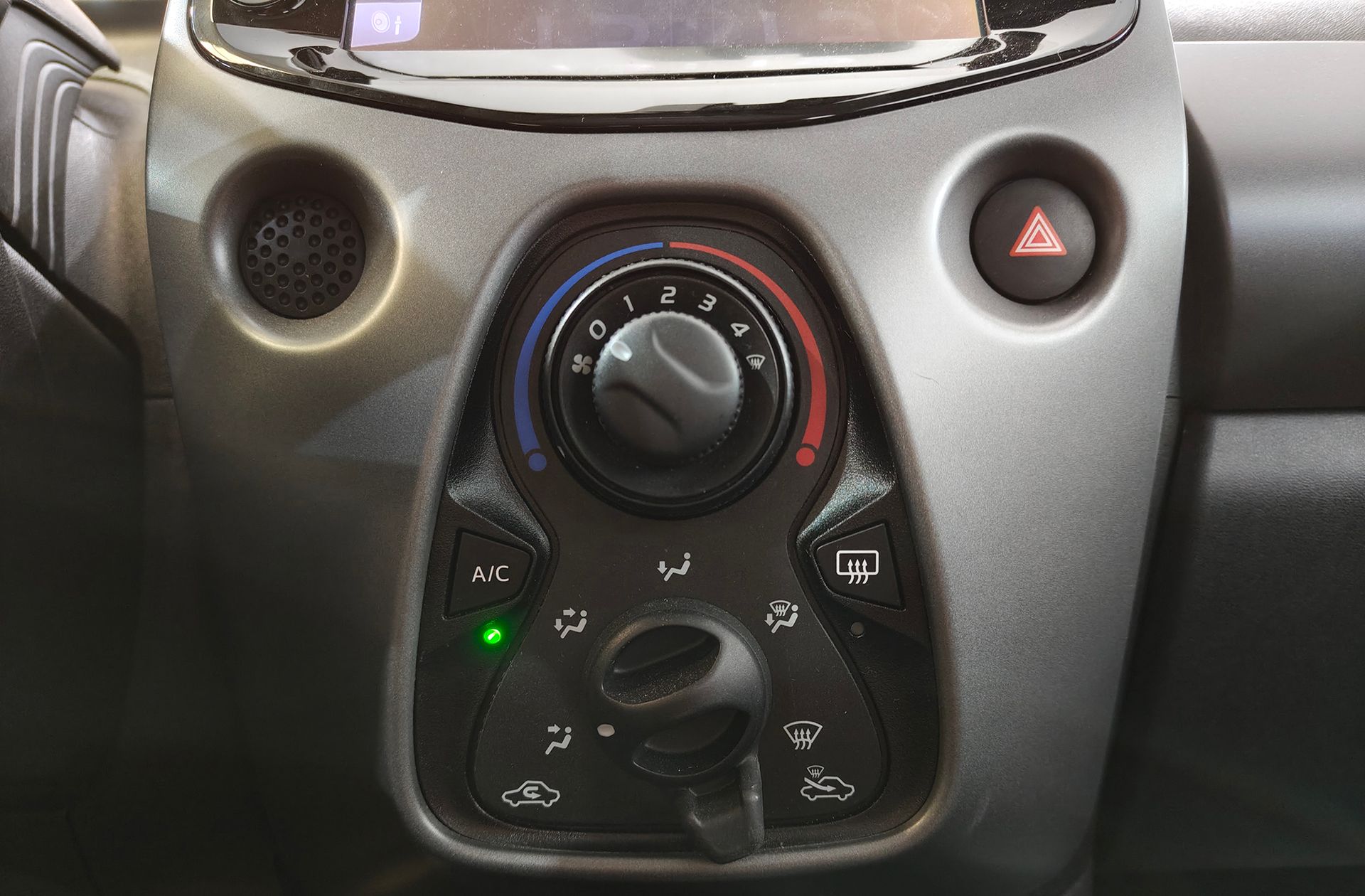 Toyota Aygo 1.0 70 x-play - foto 31