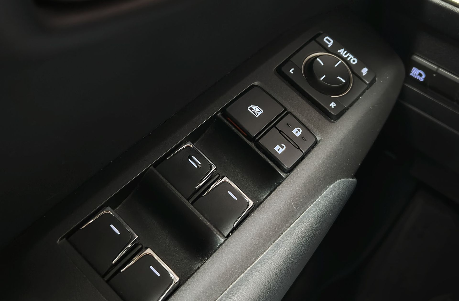 Lexus NX 300h Premium 2WD - foto 40