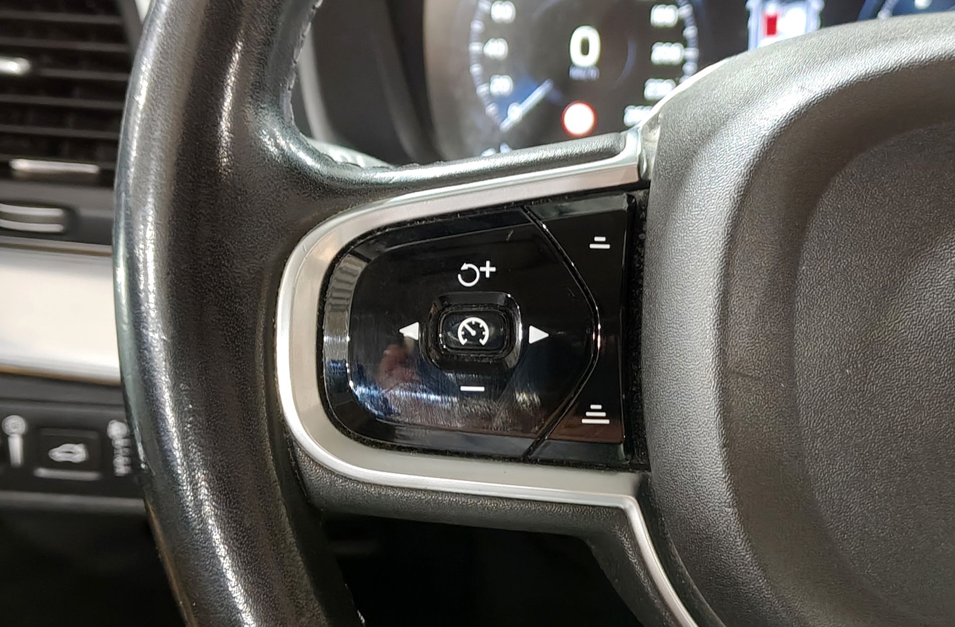 Volvo XC90 D5 Momentum AWD - foto 27