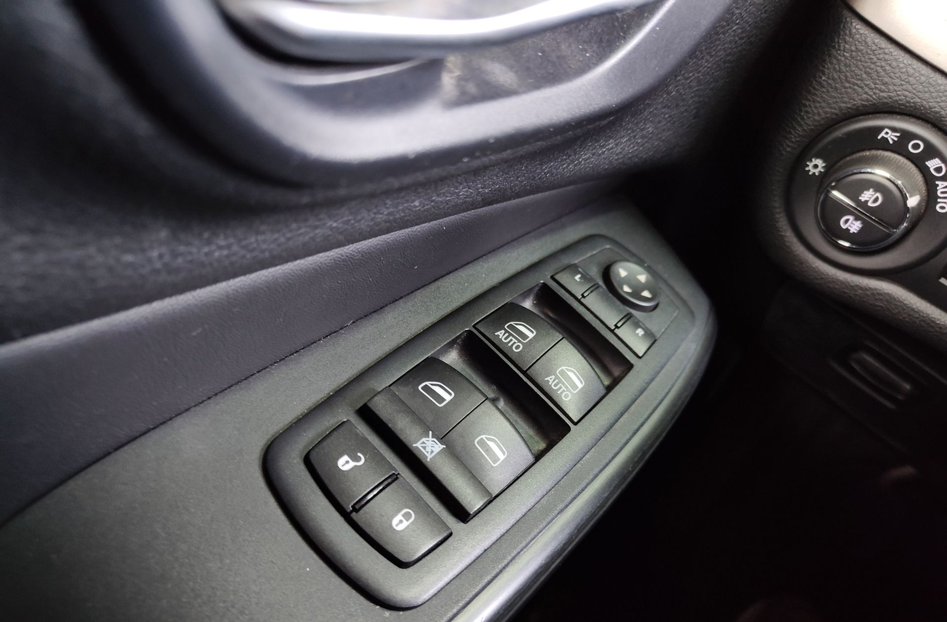 Jeep Cherokee 2.0 CRD Longitude 4x2 - foto 34