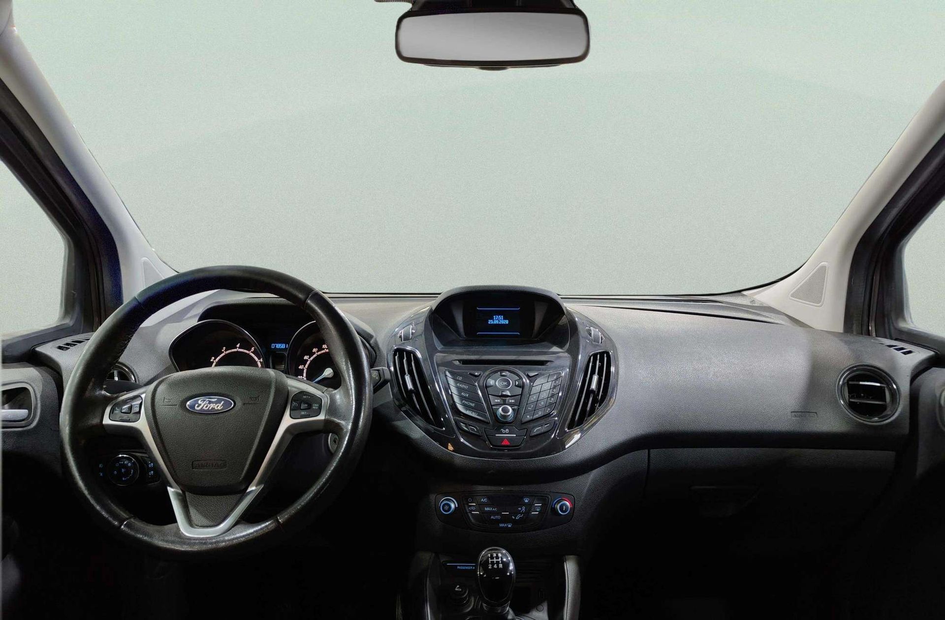 Ford Tourneo Courier 1.0 EcoBoost Titanium - foto 6