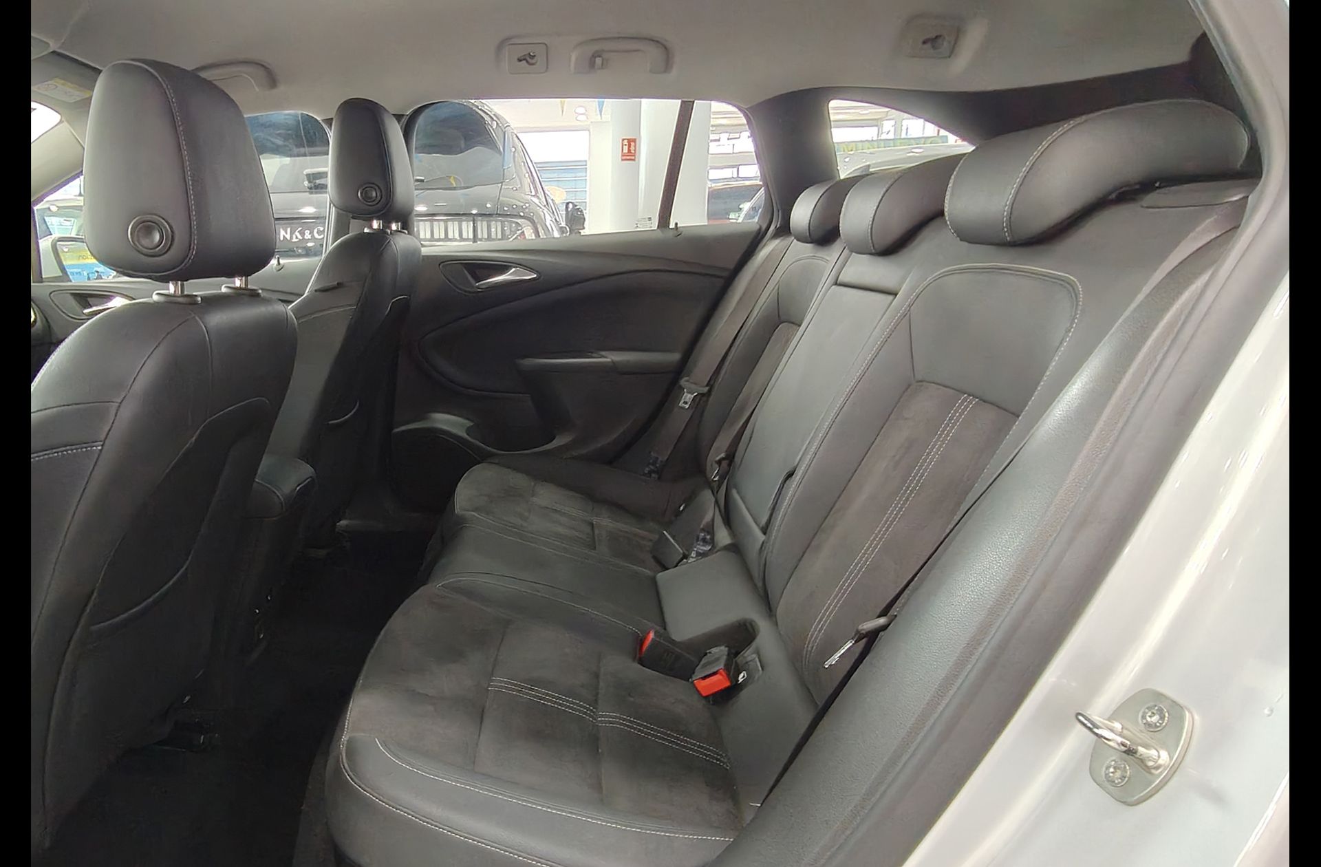 Opel Astra Sports Tourer 1.2 Turbo SHR Elegance - foto 12