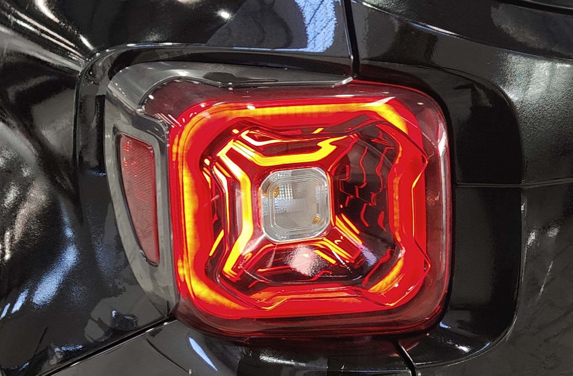 Jeep Renegade eHybrid 1.5 Limited ATX - foto 16