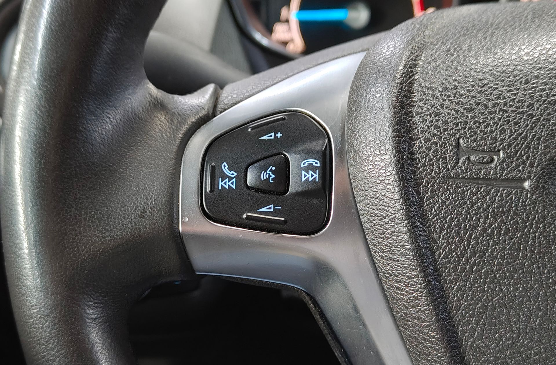 Ford Tourneo Courier 1.0 EcoBoost Titanium - foto 23