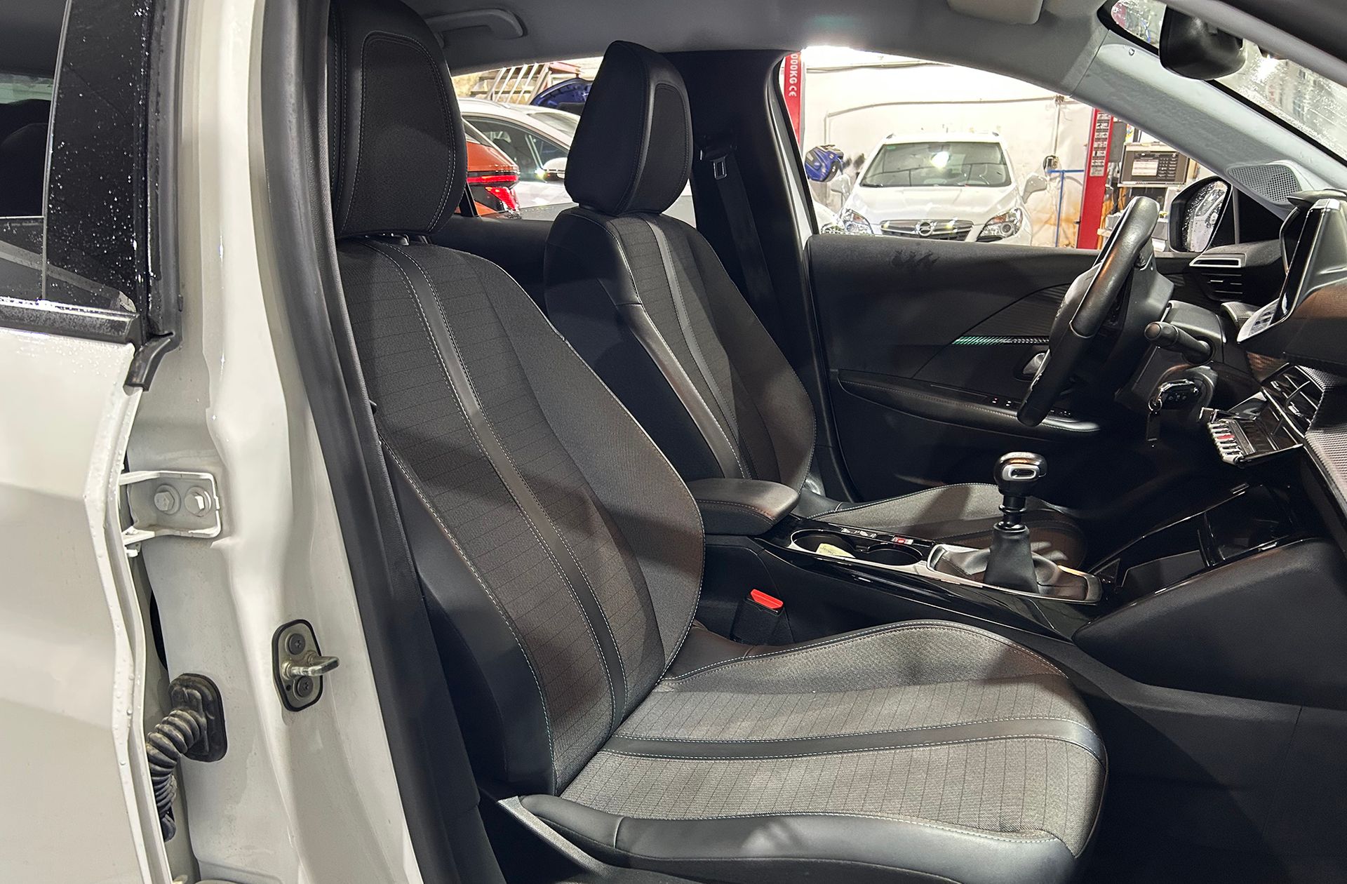 Peugeot 208 PureTech 100 Allure - foto 17