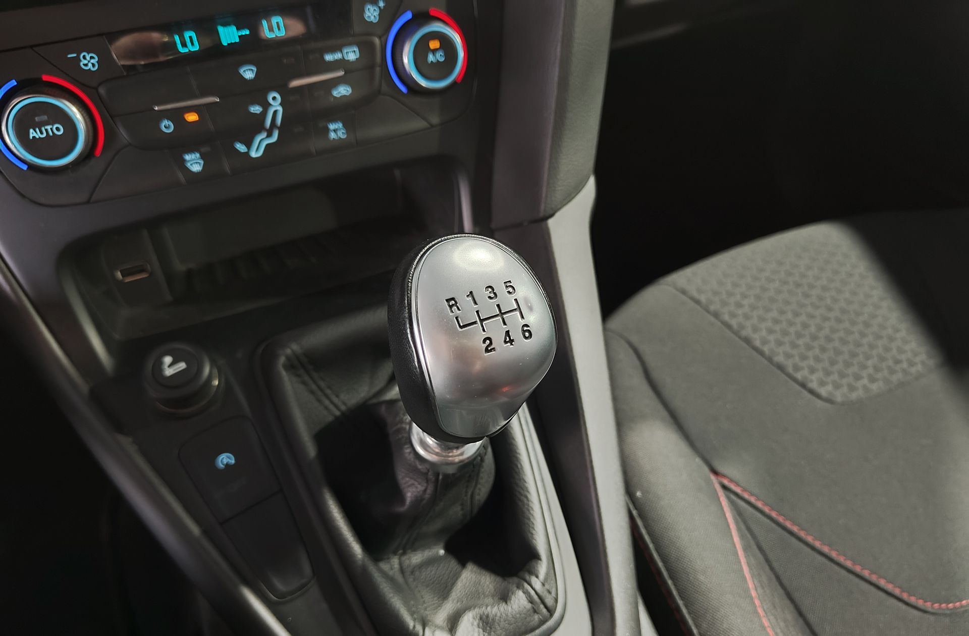 Ford Focus 1.0 EcoBoost ST-Line - foto 6