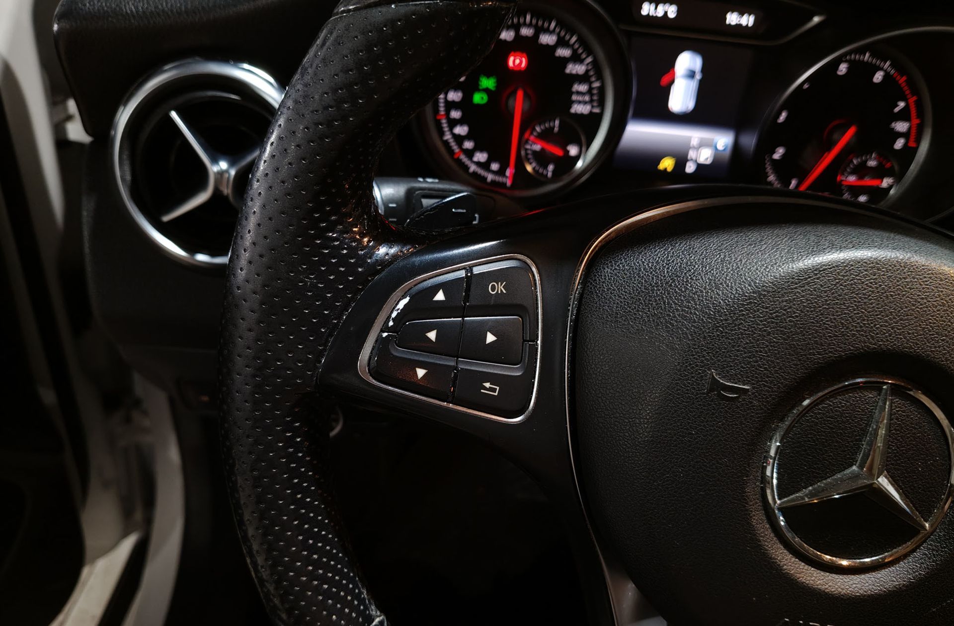 Mercedes-Benz GLA 180 - foto 28