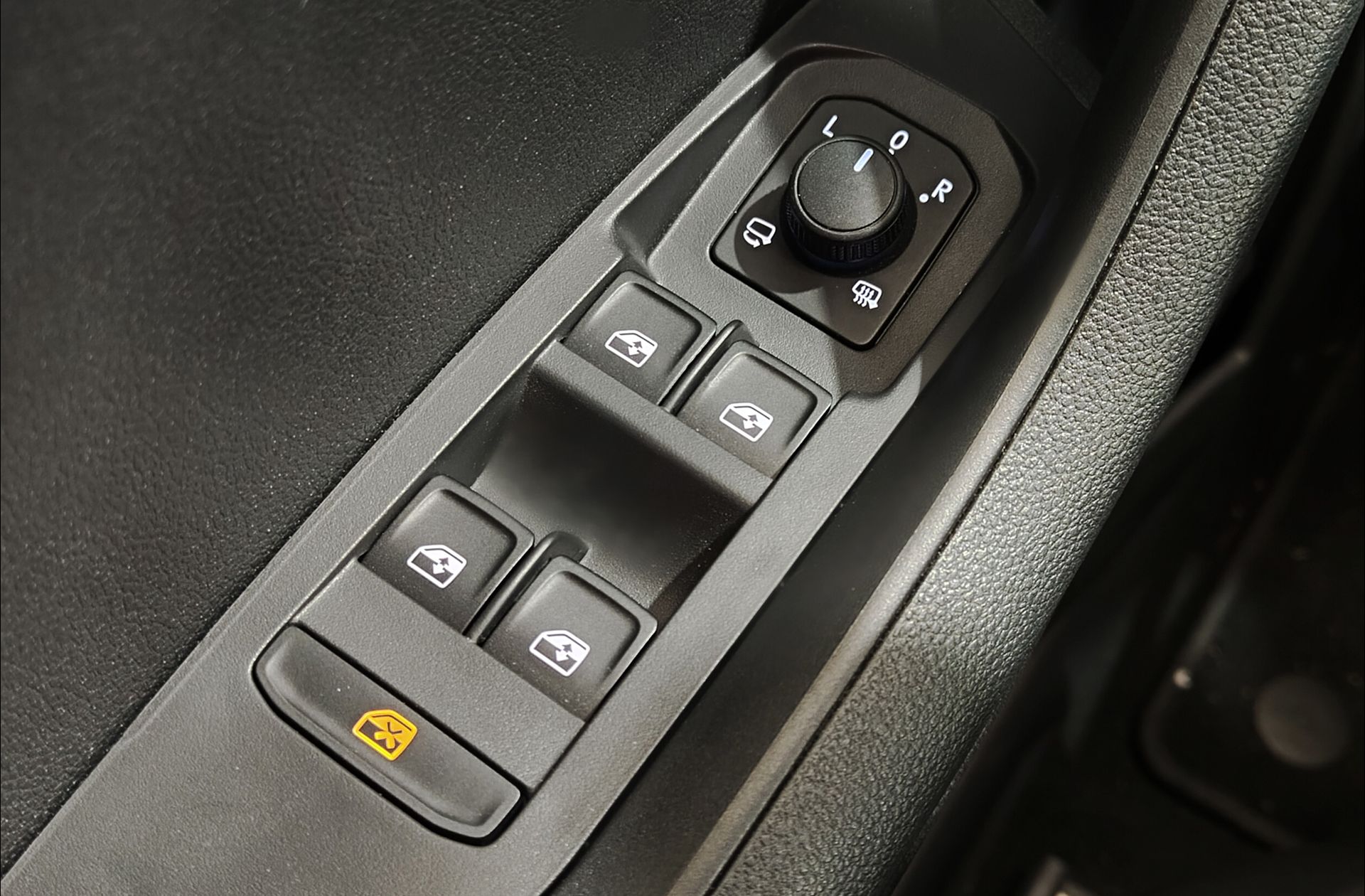 Škoda Karoq 1.5 TSI ACT Sportline DSG - foto 38