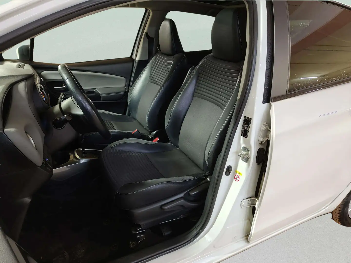 Foto Toyota Yaris Toyota Yaris 100H Advance (100 CV)