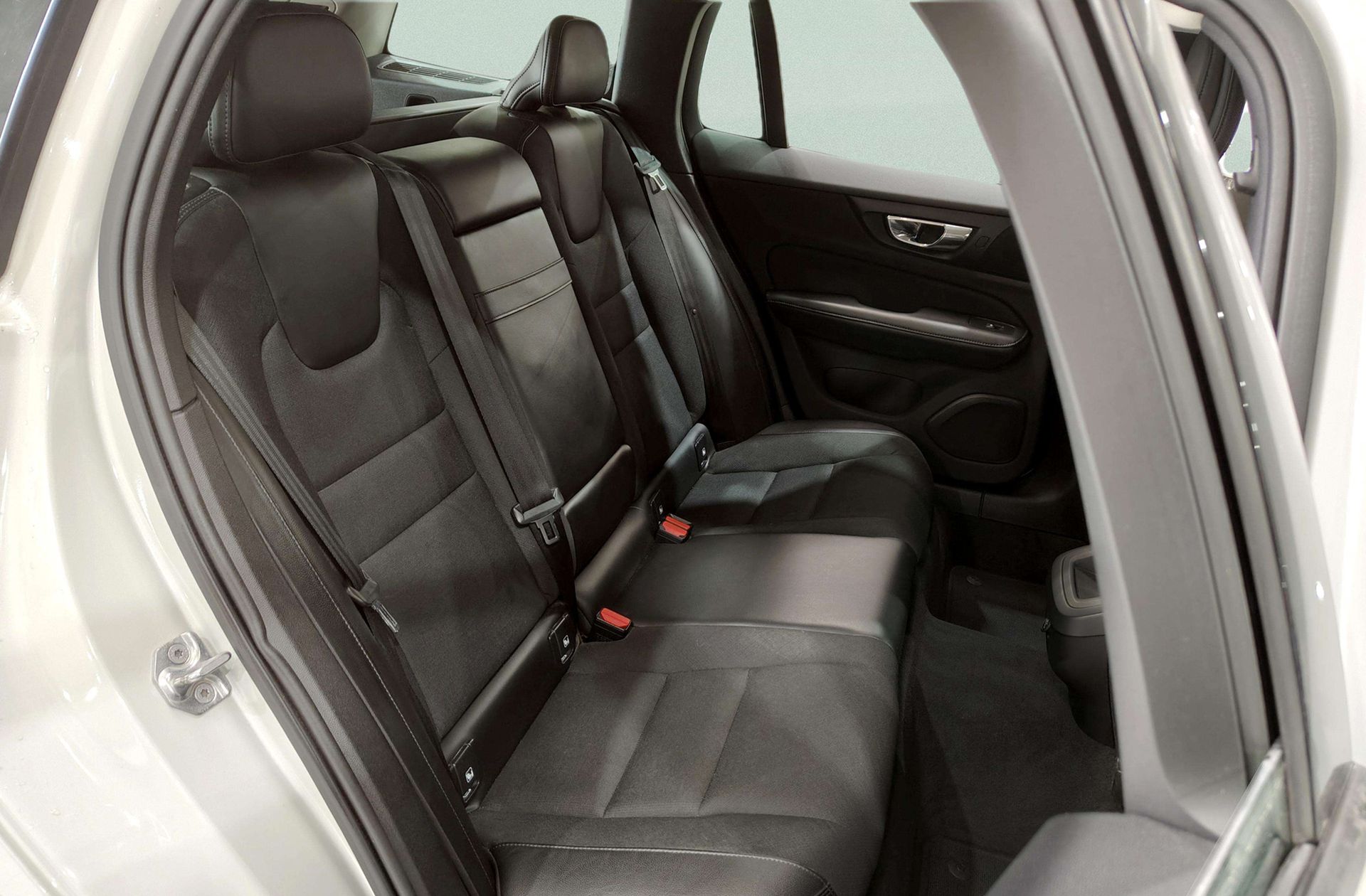 Volvo V60 D4 Momentum - foto 17