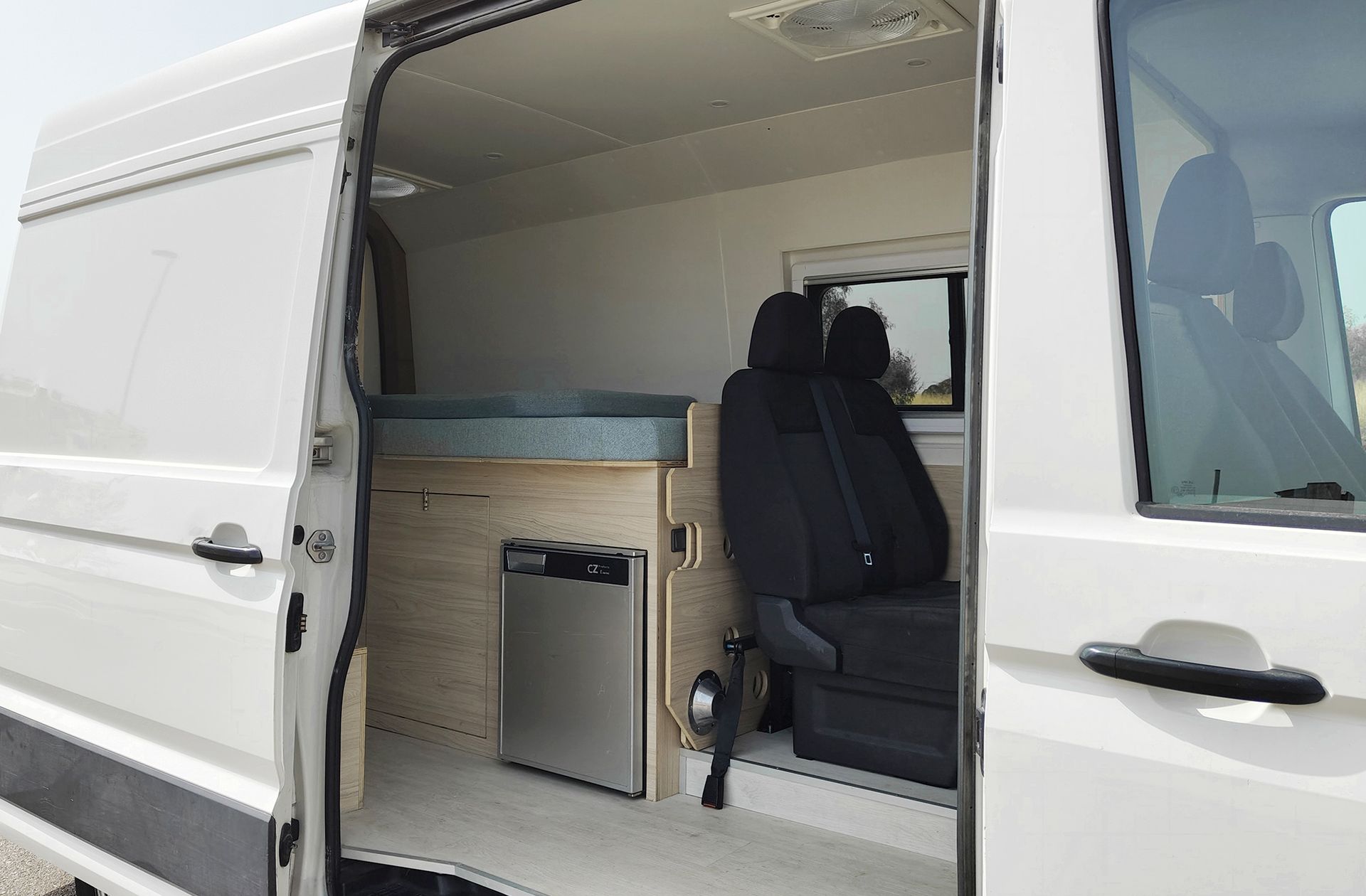 Volkswagen Crafter 35 Furgón Batalla Media L3H3 2.0 TDI 4 plazas Camperizada - foto 5