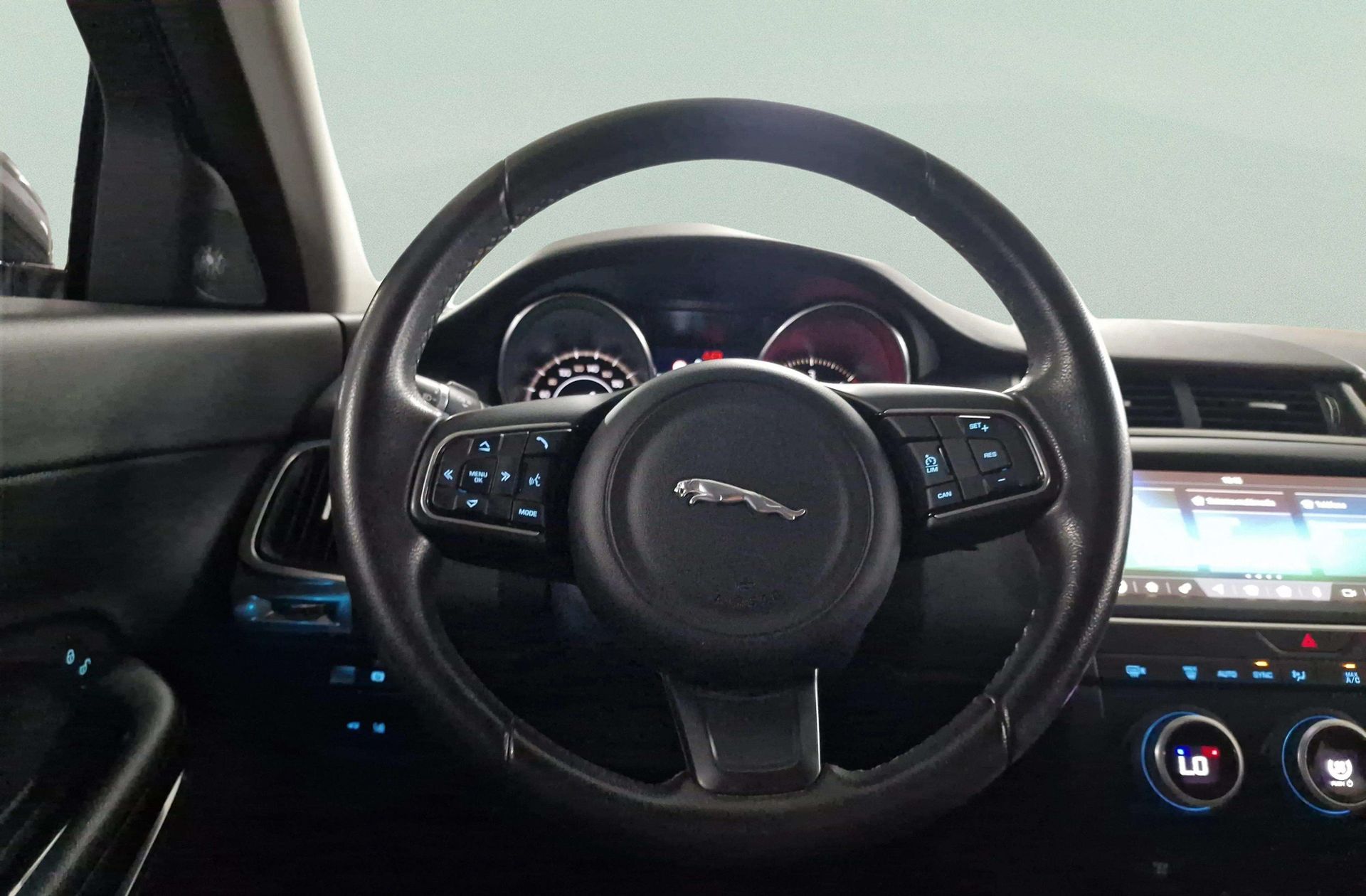 Jaguar E-Pace 2.0D 4WD - foto 22