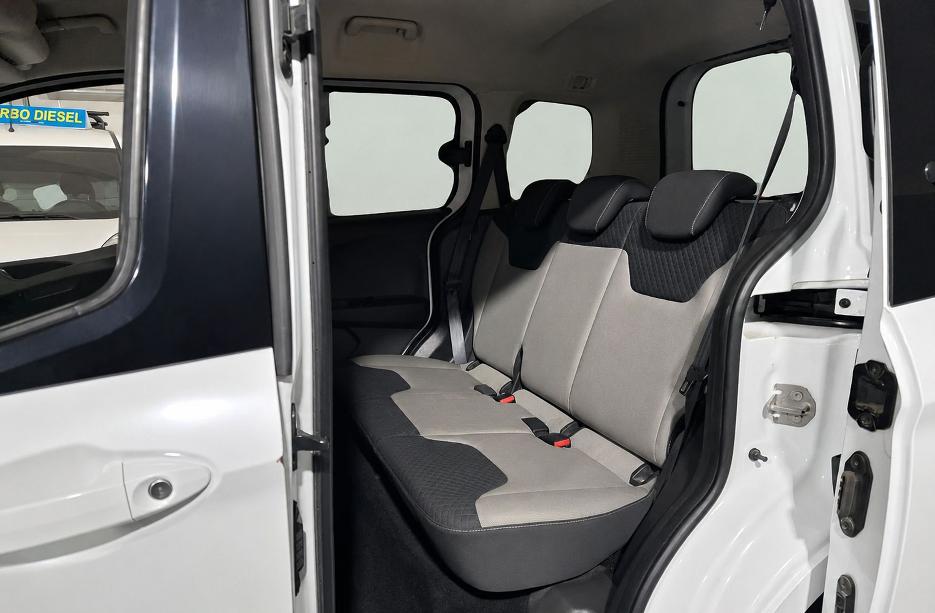 Ford Tourneo Courier 1.0 EcoBoost Titanium - foto 10