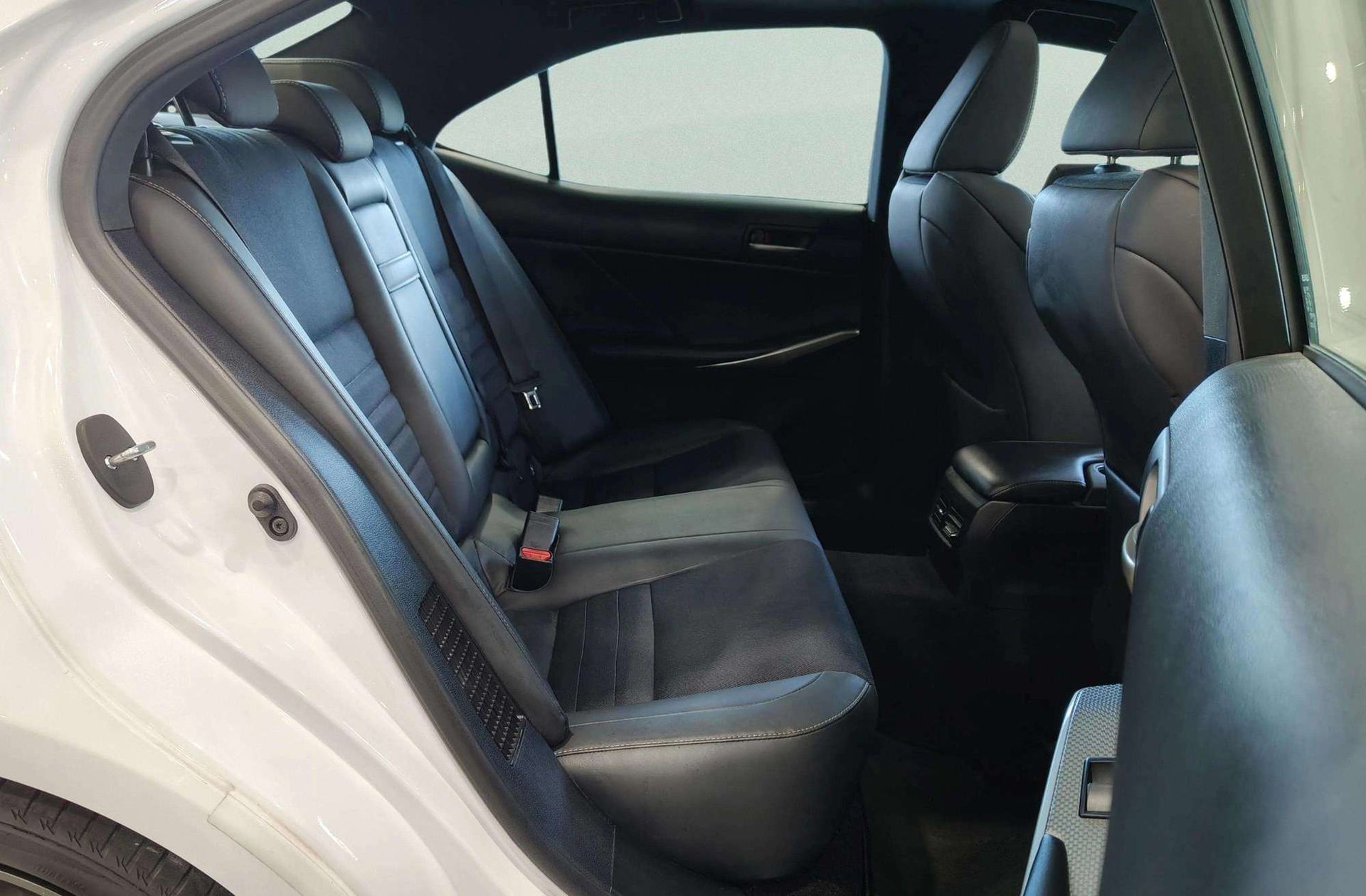 Lexus IS 300h F-Sport - foto 24