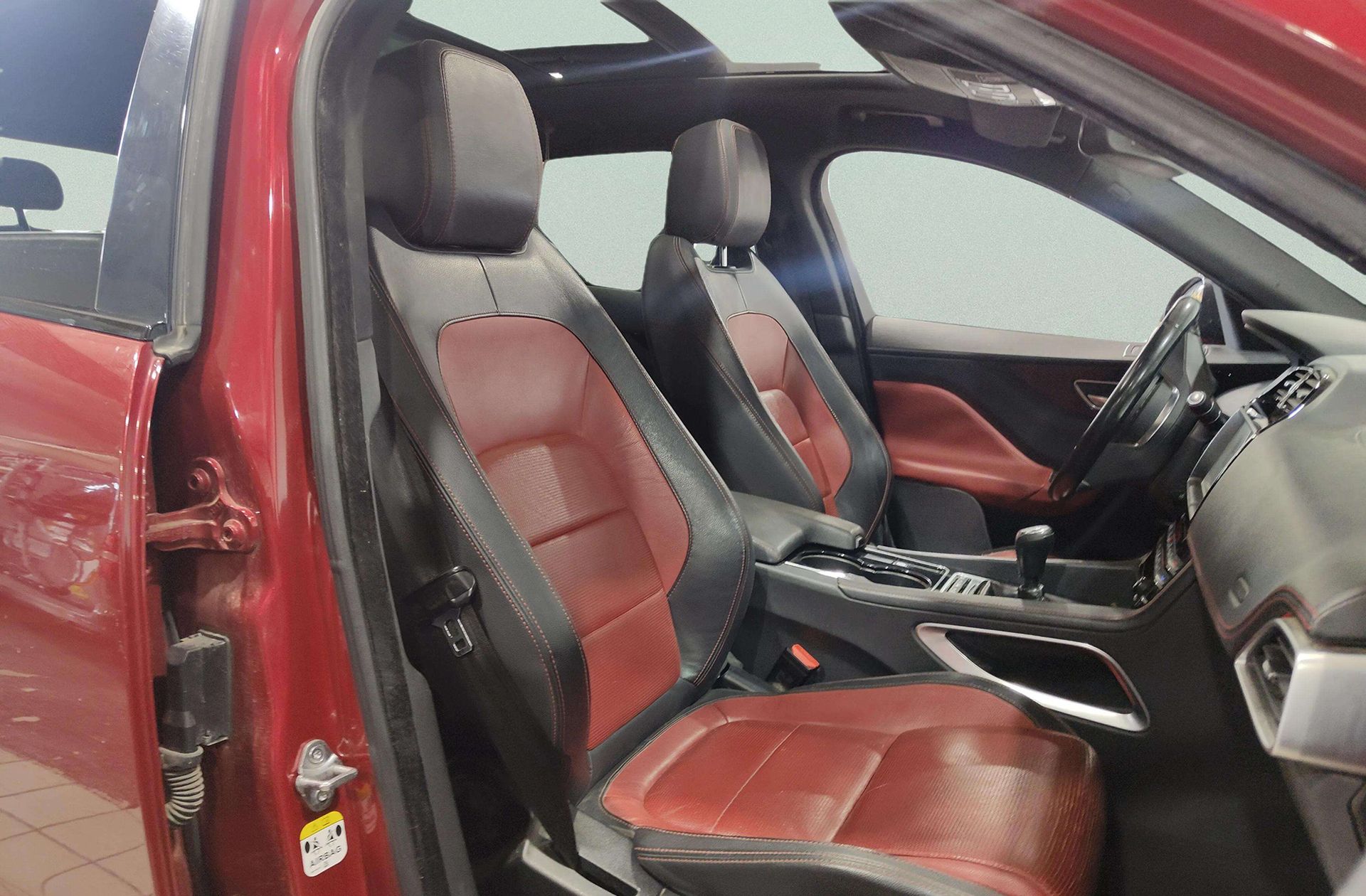 Jaguar F-Pace 2.0L i4D R-Sport AWD - foto 24