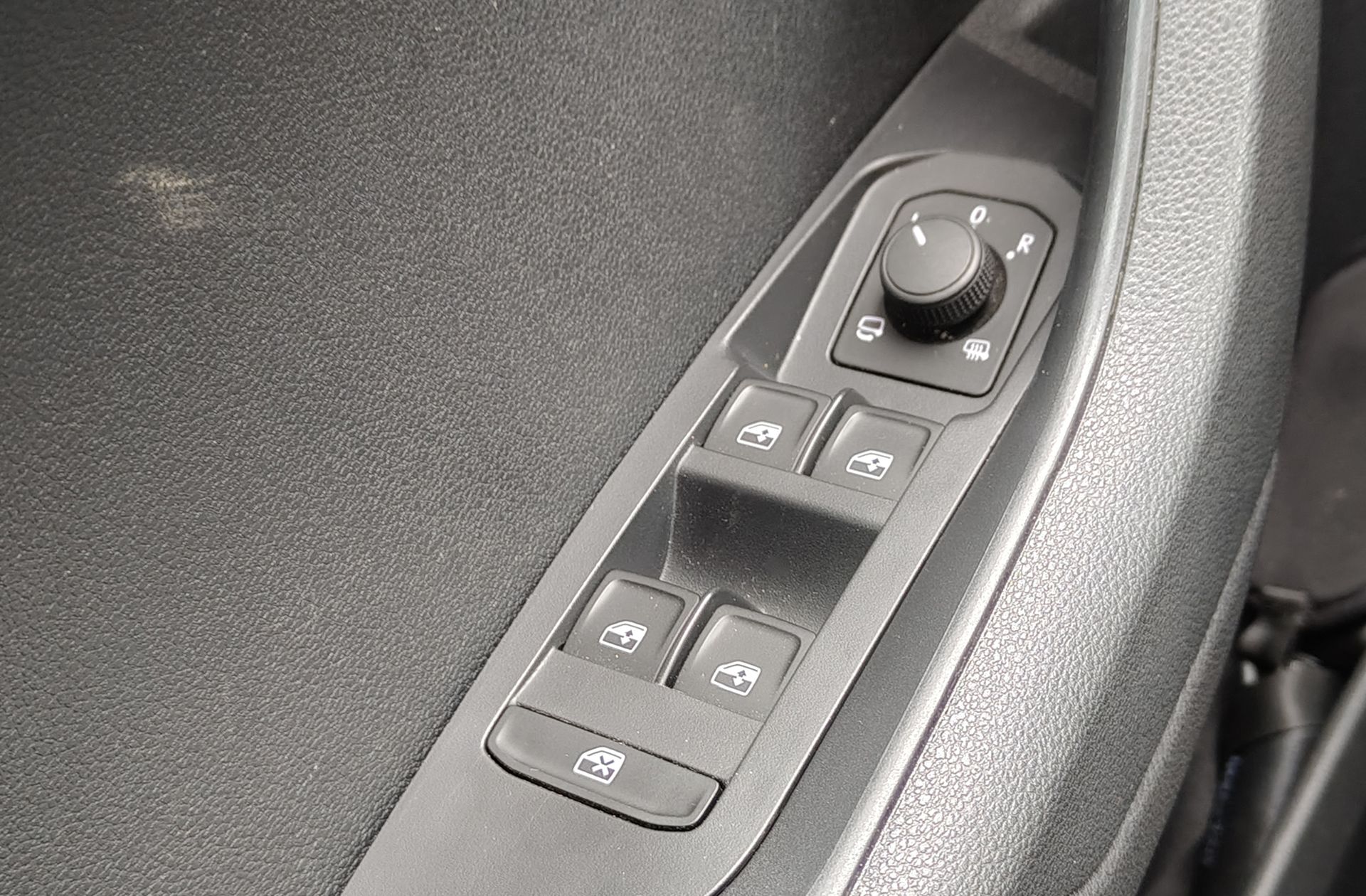 Škoda Karoq 2.0 TDI Selection - foto 35