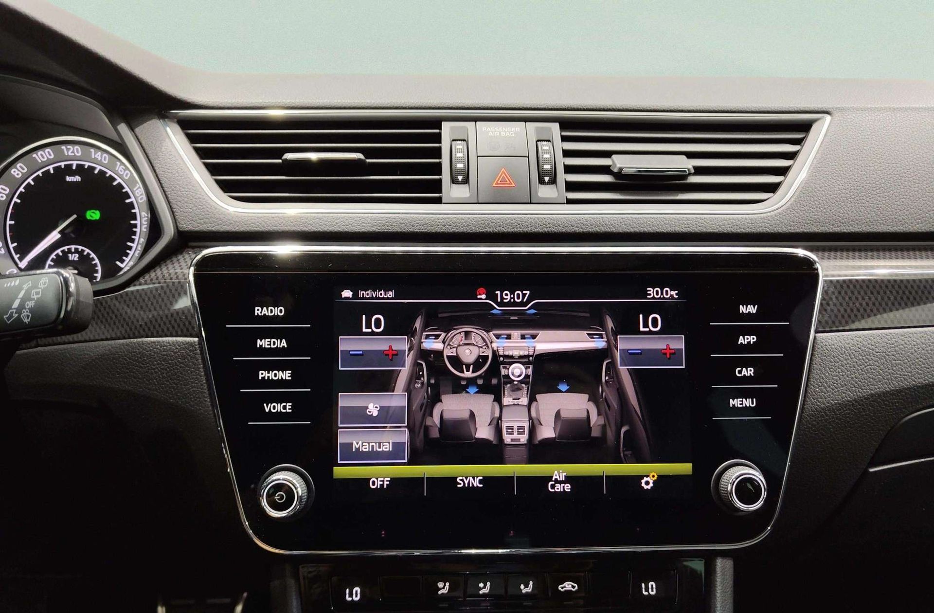 Škoda Superb Combi 2.0 TDI Sport Line DSG - foto 39