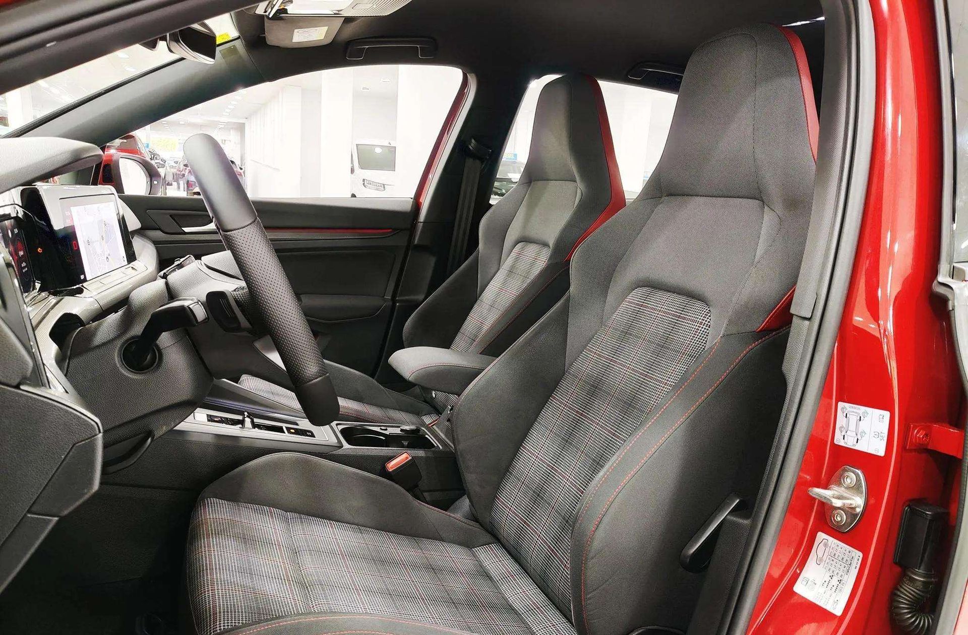 Volkswagen Golf GTI 2.0 TSI DSG - foto 14