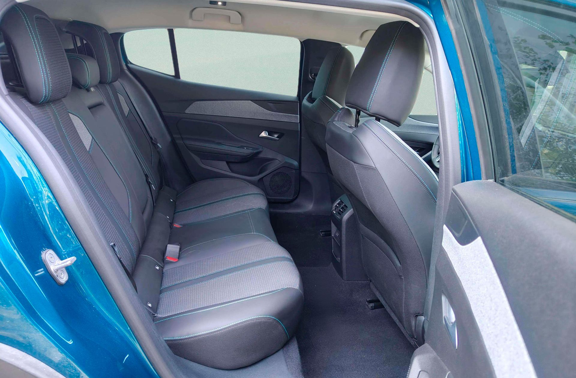 Peugeot 408 Allure Hybrid eDCS6 - foto 17