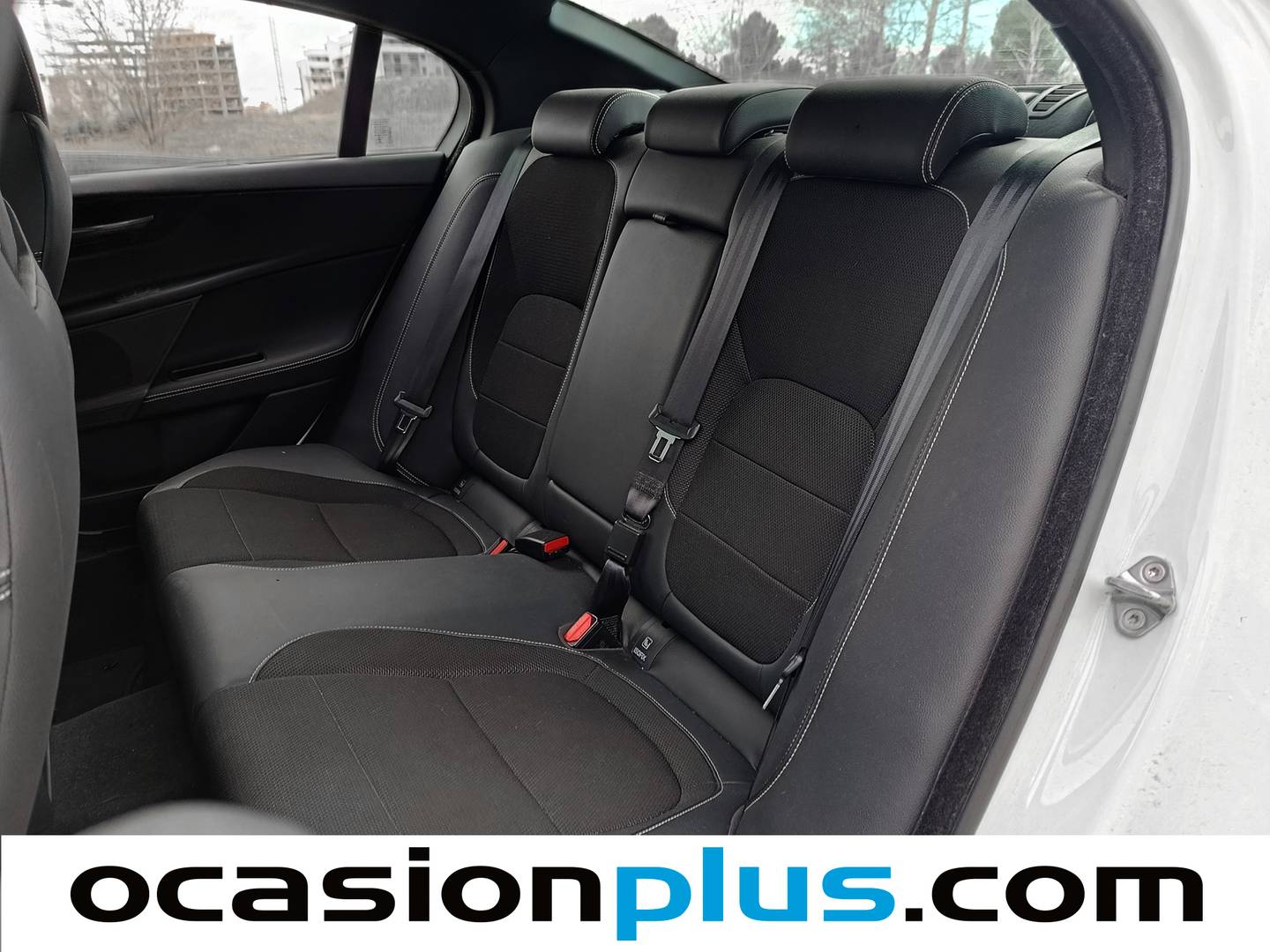 Foto Jaguar XE Jaguar XE 2.0 Diesel R-Sport RWD Auto (180 CV)