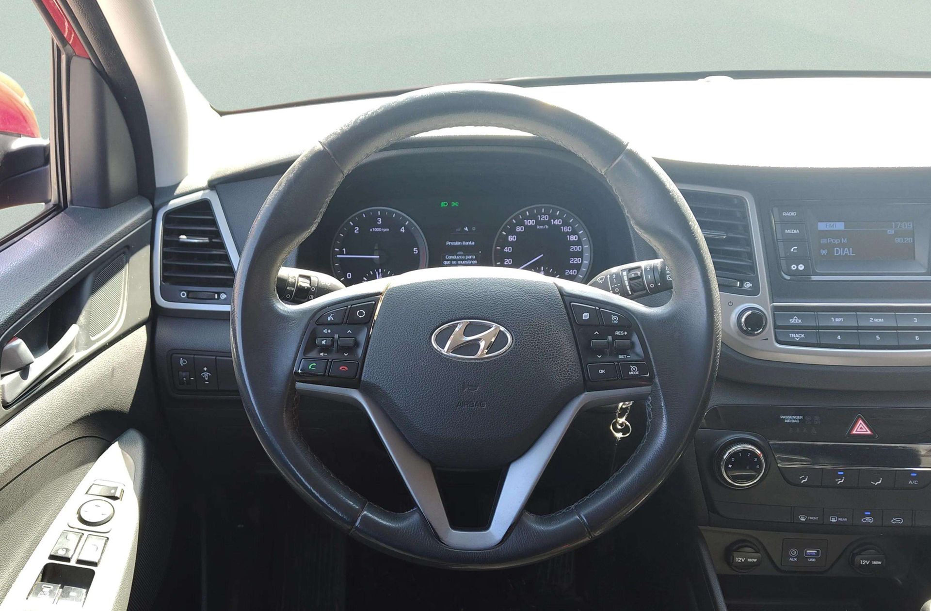 Hyundai Tucson 1.7 CRDi BlueDrive Essence 4x2 - foto 16