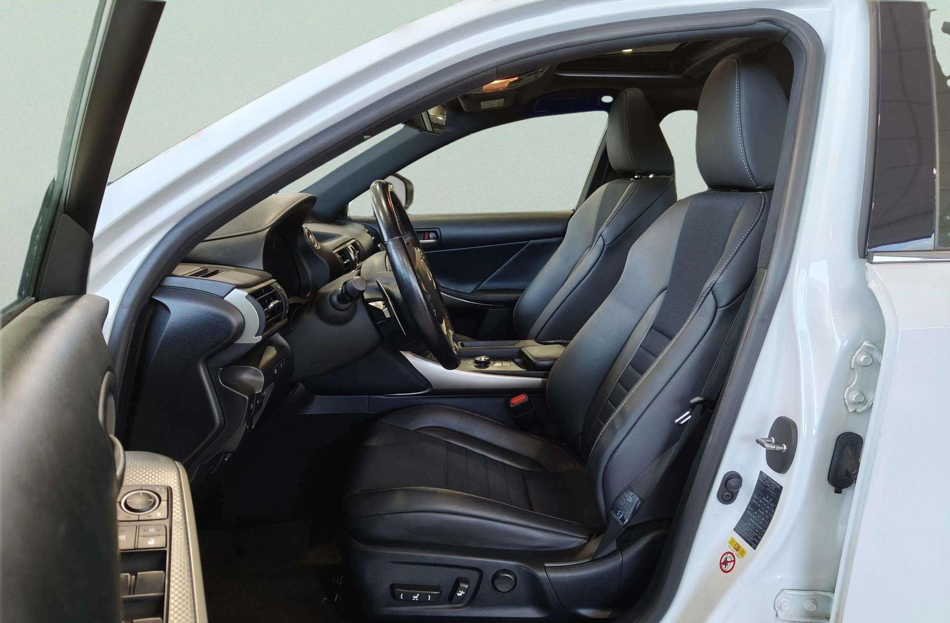 Lexus IS 300h F-Sport - foto 15