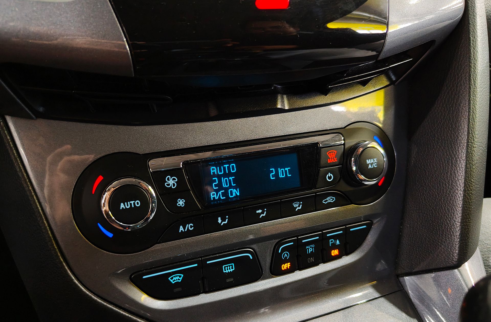 Ford Focus 1.0 EcoBoost Titanium - foto 30