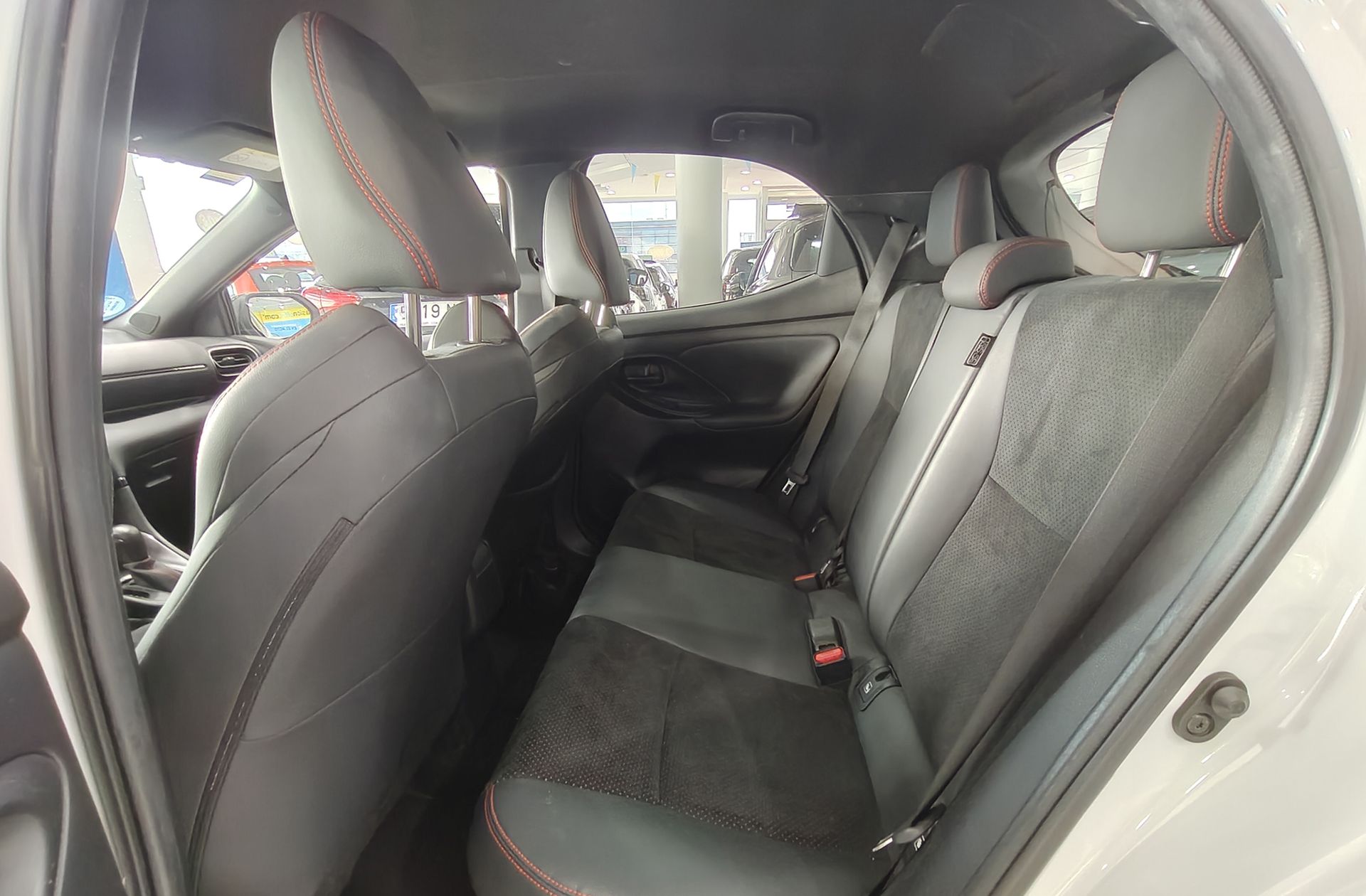 Toyota Yaris 1.5 130H GR Sport - foto 12