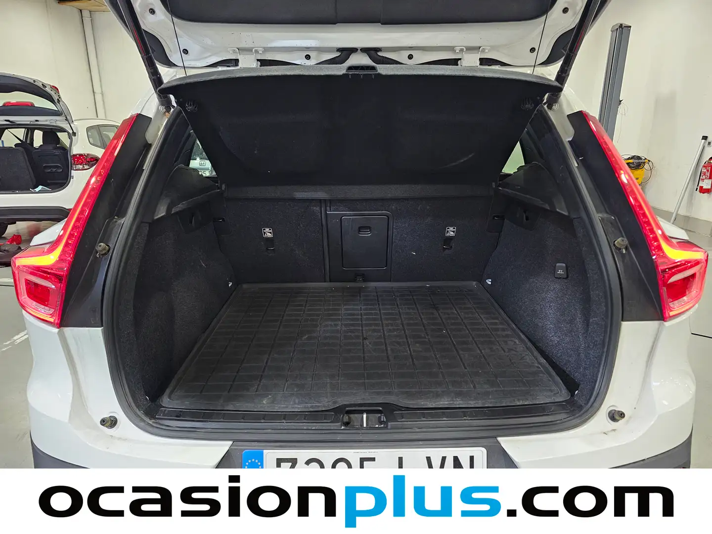 Foto Volvo XC40 Volvo XC40 B3 G Momentum Pro Auto (163 CV)