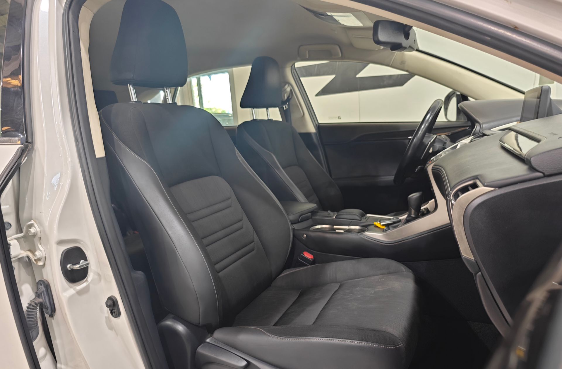 Lexus NX 300h Business 2WD - foto 17