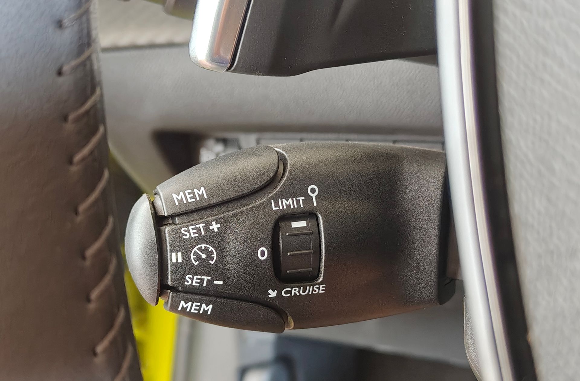 Peugeot 208 Style Hybrid 100 eDCS6 - foto 23