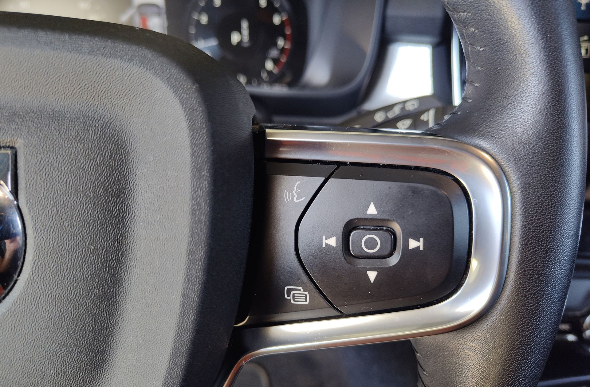 Volvo XC40 T2 Momentum Pro - foto 24