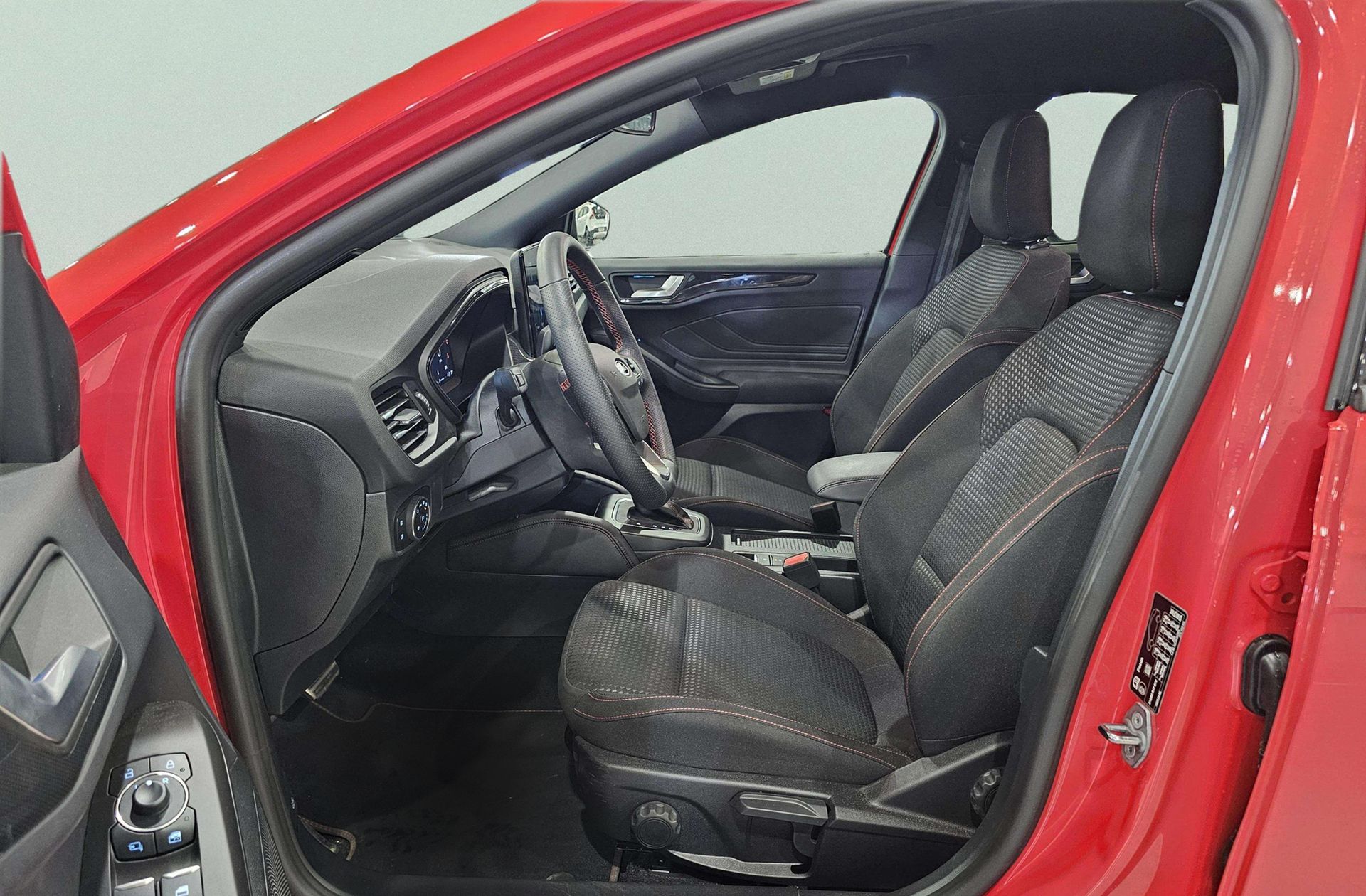 Ford Focus 1.0 EcoBoost MHEV ST-Line - foto 12