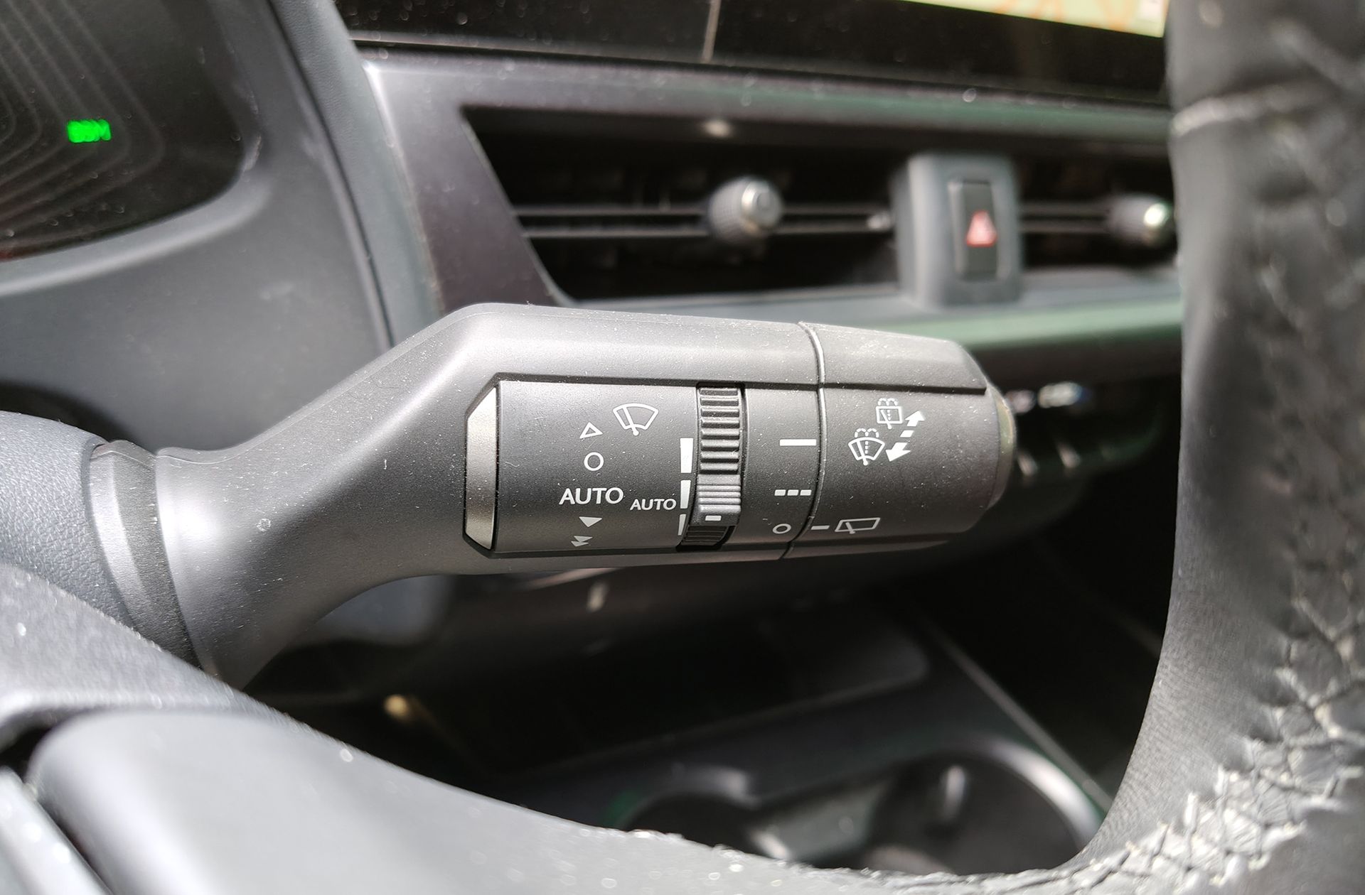 Lexus UX 250h Premium - foto 32
