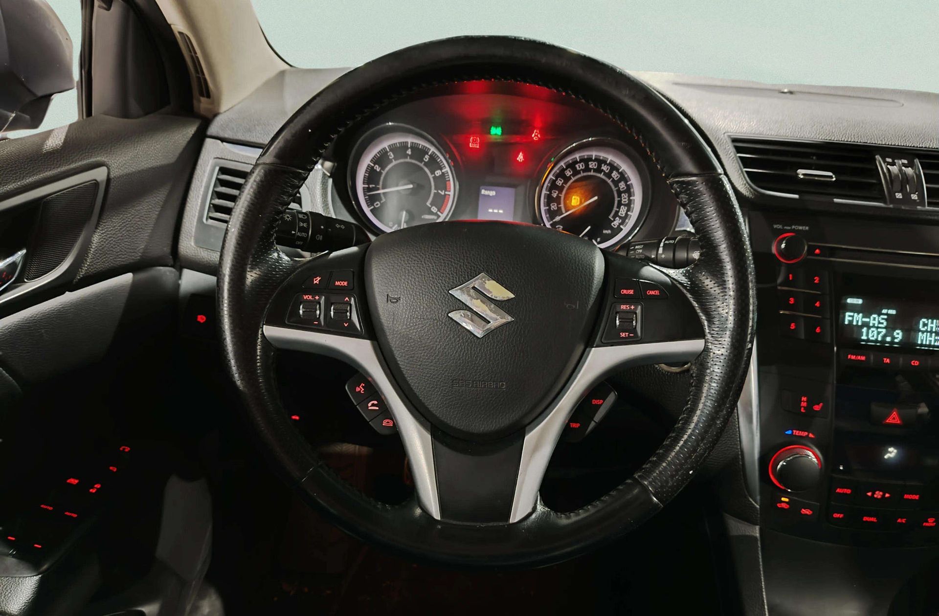 Suzuki Kizashi 2.4 Sport - foto 23