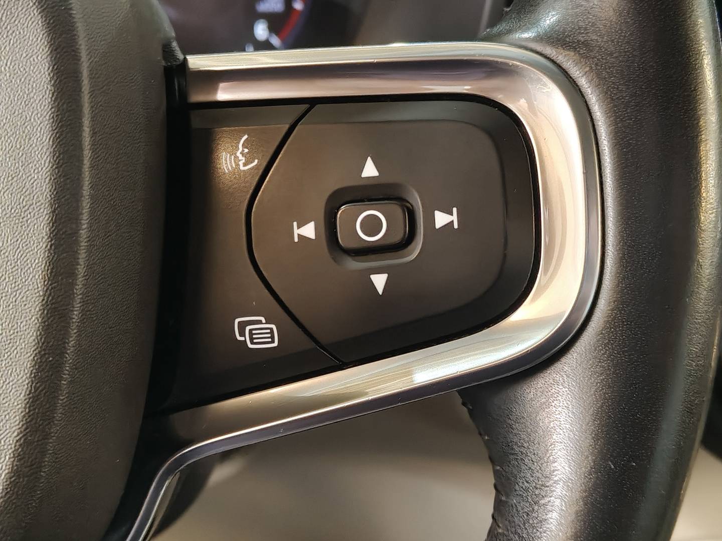 Foto Volvo XC40 Volvo XC40 D3 Momentum Auto 110 kW (150 CV)