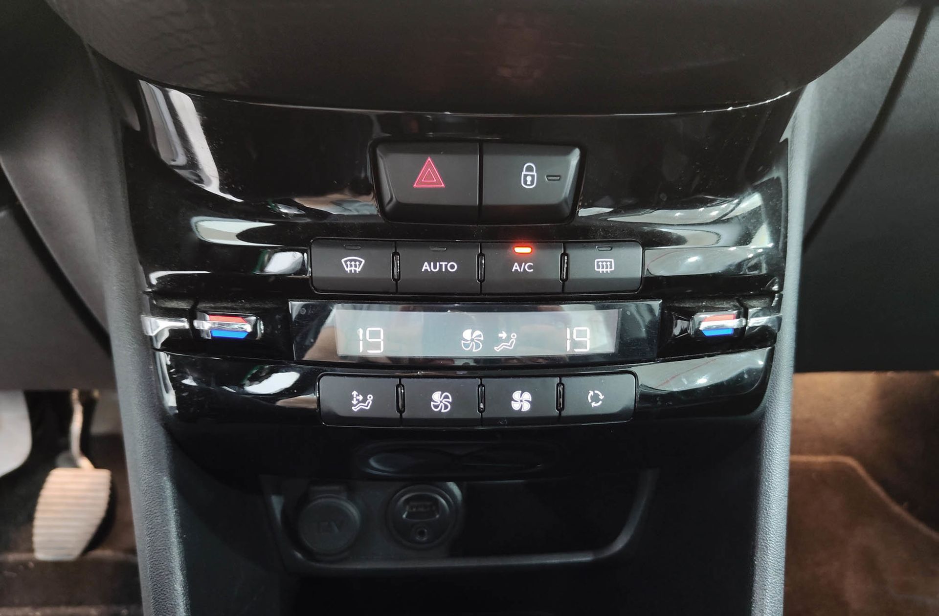 Peugeot 2008 BlueHDi 120 Allure - foto 31