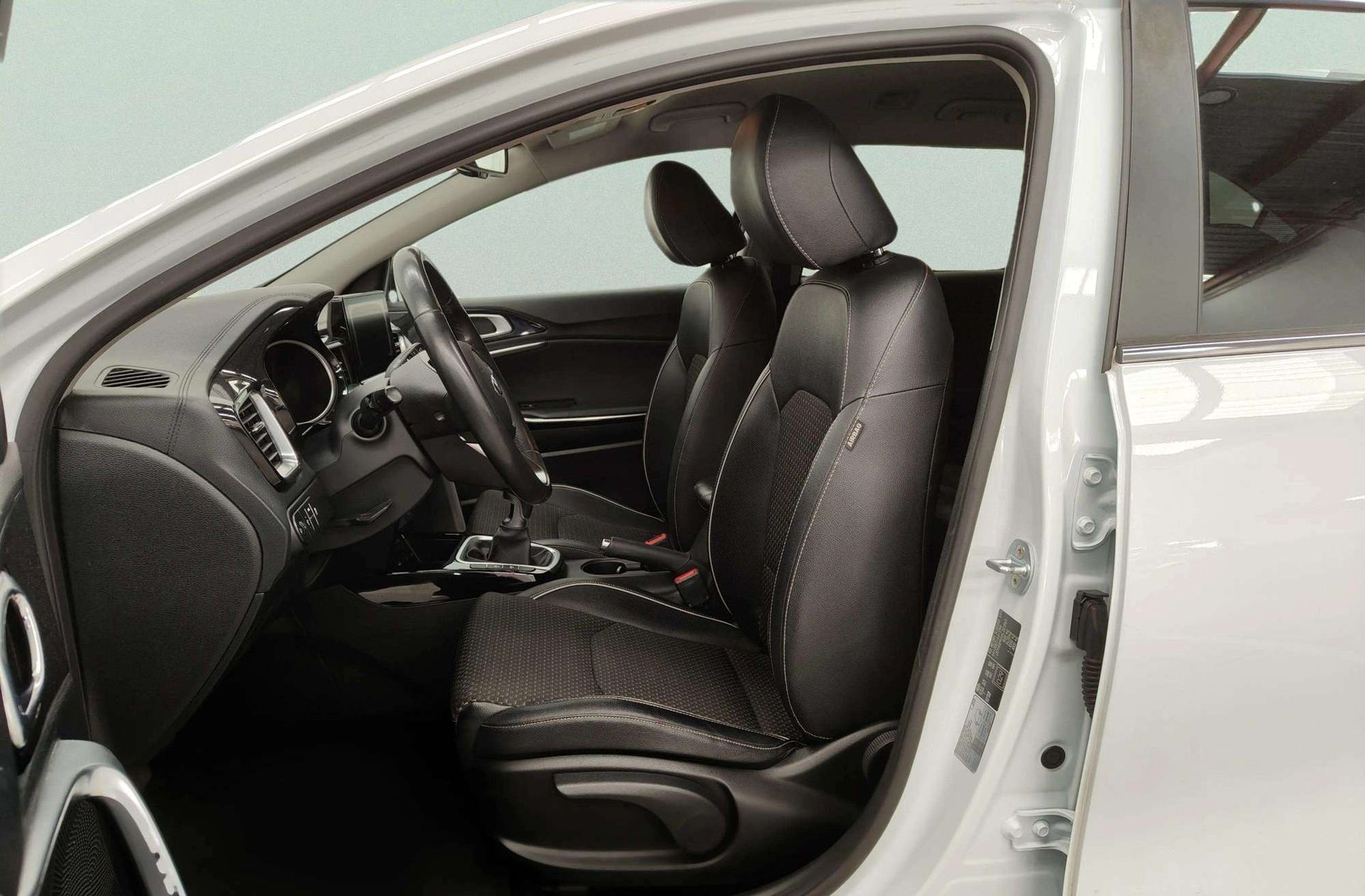 Kia Ceed 1.6 CRDi Tech - foto 12