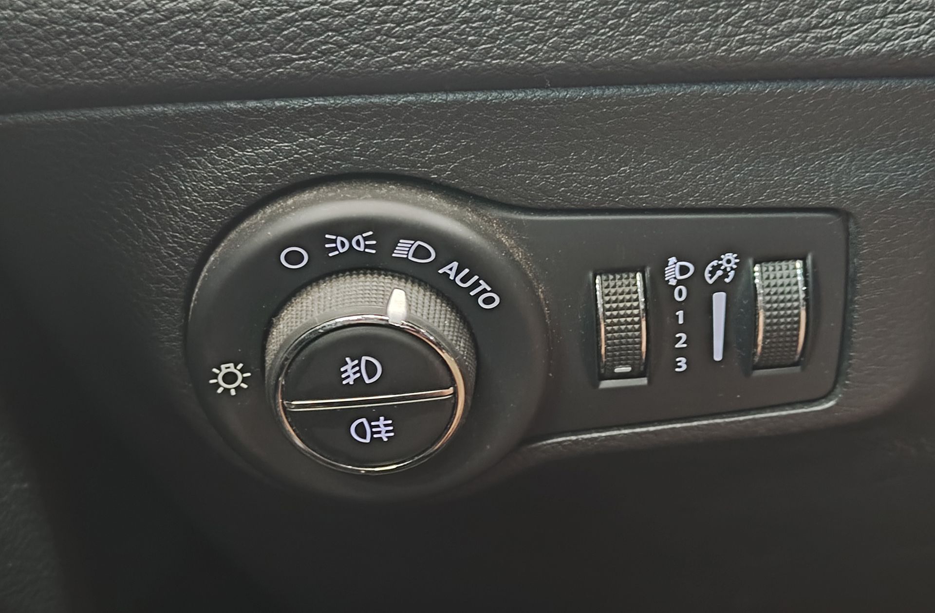 Jeep Compass 1.6 MultiJet Night Eagle 4x2 - foto 26
