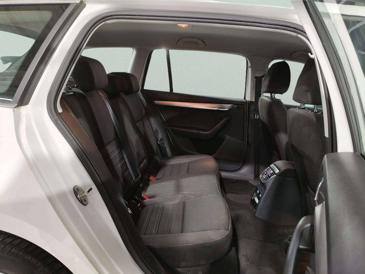 Foto Skoda Octavia Skoda Octavia Combi 1.6 TDI CR Ambition (115 CV)