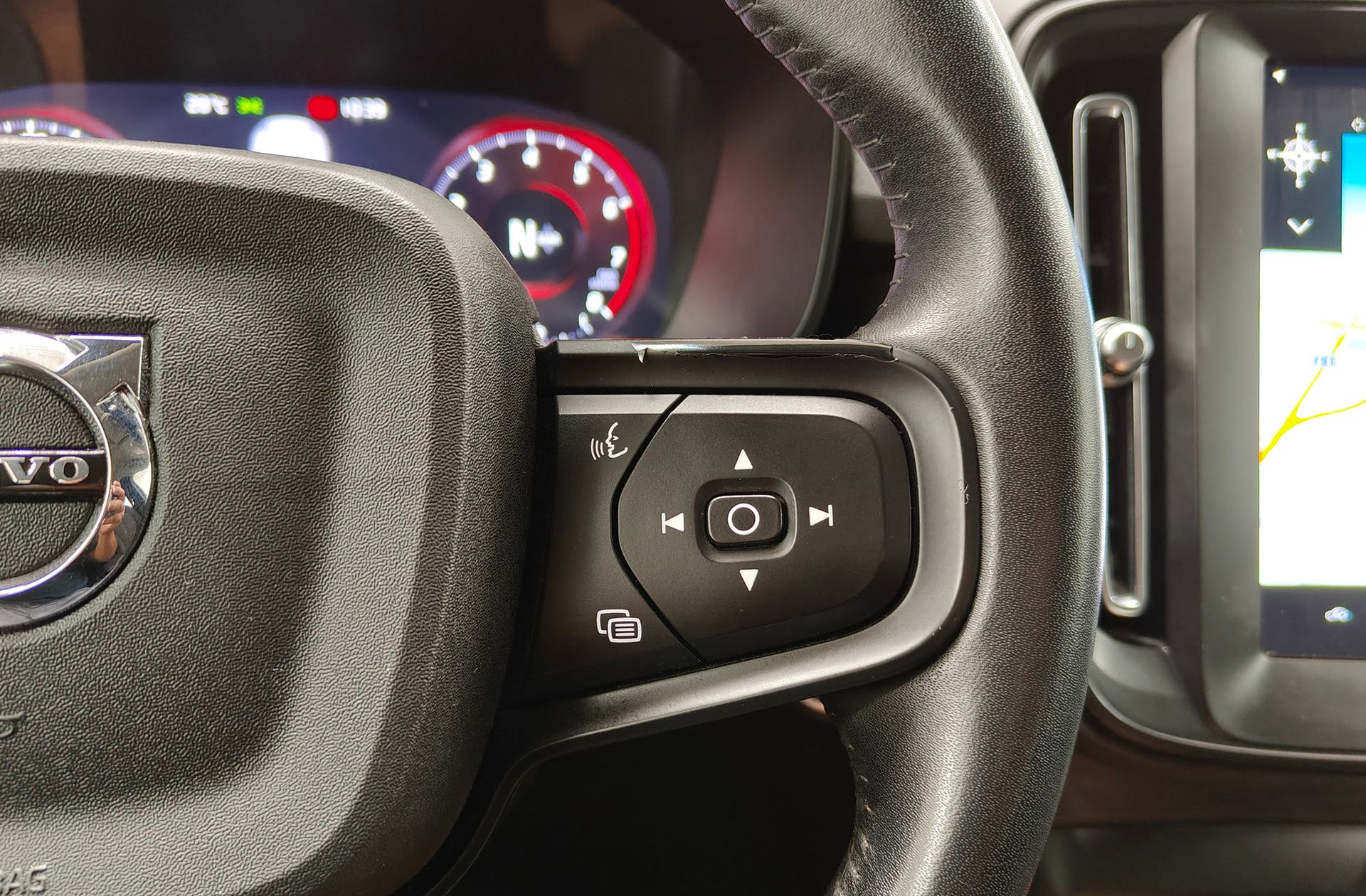 Volvo XC40 T2 Momentum Core - foto 27