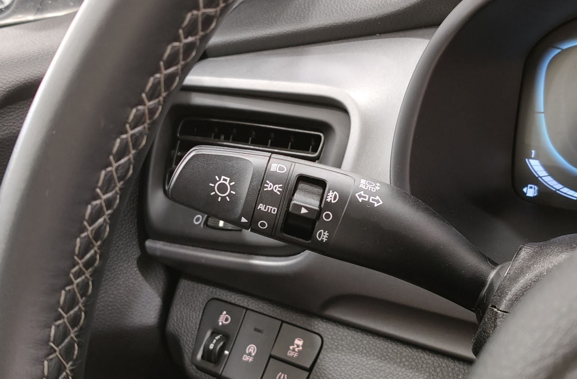 Kia Stonic 1.0 T-GDi MHEV Concept - foto 23